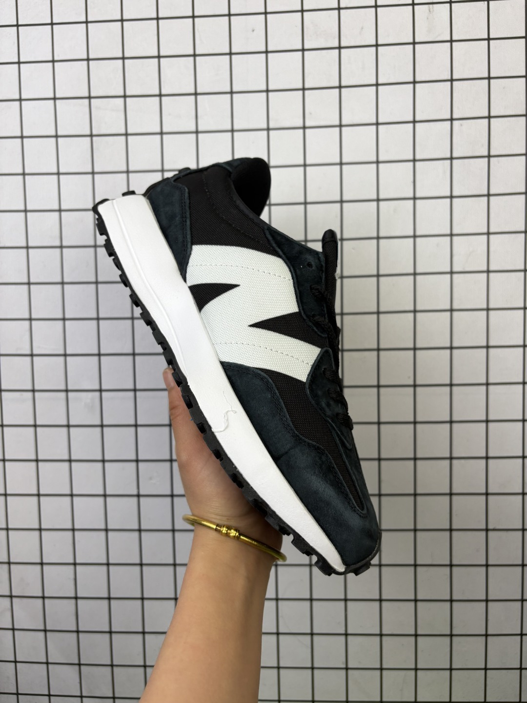 💰90
✅New Balance MS327 复古休闲运动慢跑鞋 以更纯粹的复古风格设计打造的全新造型 侧身还以解构设计 将 N 字标志以做旧压花样式呈现
官方货号:WS327KB
尺码:36-45
编码103
