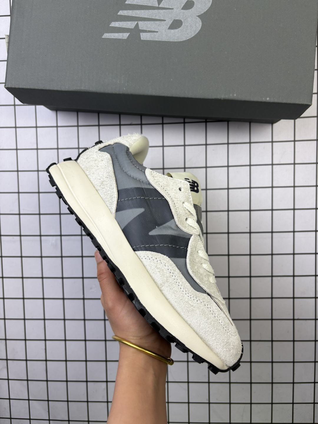 🈴💰90
✅New Balance MS327 复古休闲运动慢跑鞋 以更纯粹的复古风格设计打造的全新造型 侧身还以解构设计 将 N 字标志以做旧压花样式呈现
官方货号:WS327KB
尺码:36-45
编码103