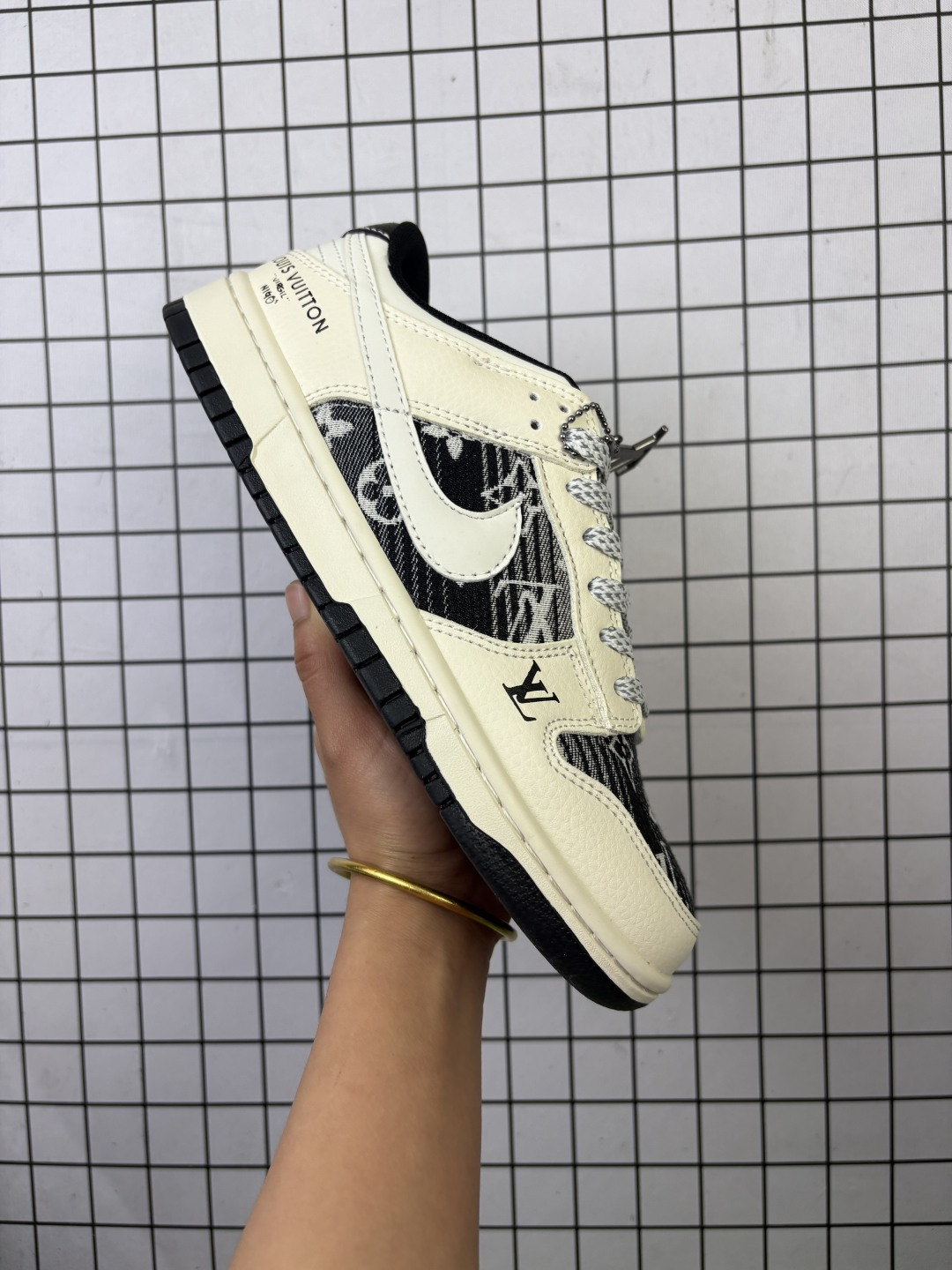 💰120
NIKE DUNK SB LOW 全新配色 LV联名
定制Dunk SB顾名思义，具有经典的Dunk血缘，又注入了更多的时尚元素。相较于普通的Dunk滑板鞋，改良版的Dunk SB加厚了鞋舌的填充，使舒适性大大提升，同时也更方便穿脱；中底部分则加入了脚感柔软舒适Zoom Air气垫，有效吸收滑板等极限运动在落地时带来的冲击力，为街头运动者们提供更好的保护  
货号：FC1688 229
尺码：36 36.5 37.5 38 38.5 39 40 40.5 41 42 42.5 43 44 45
编码清F