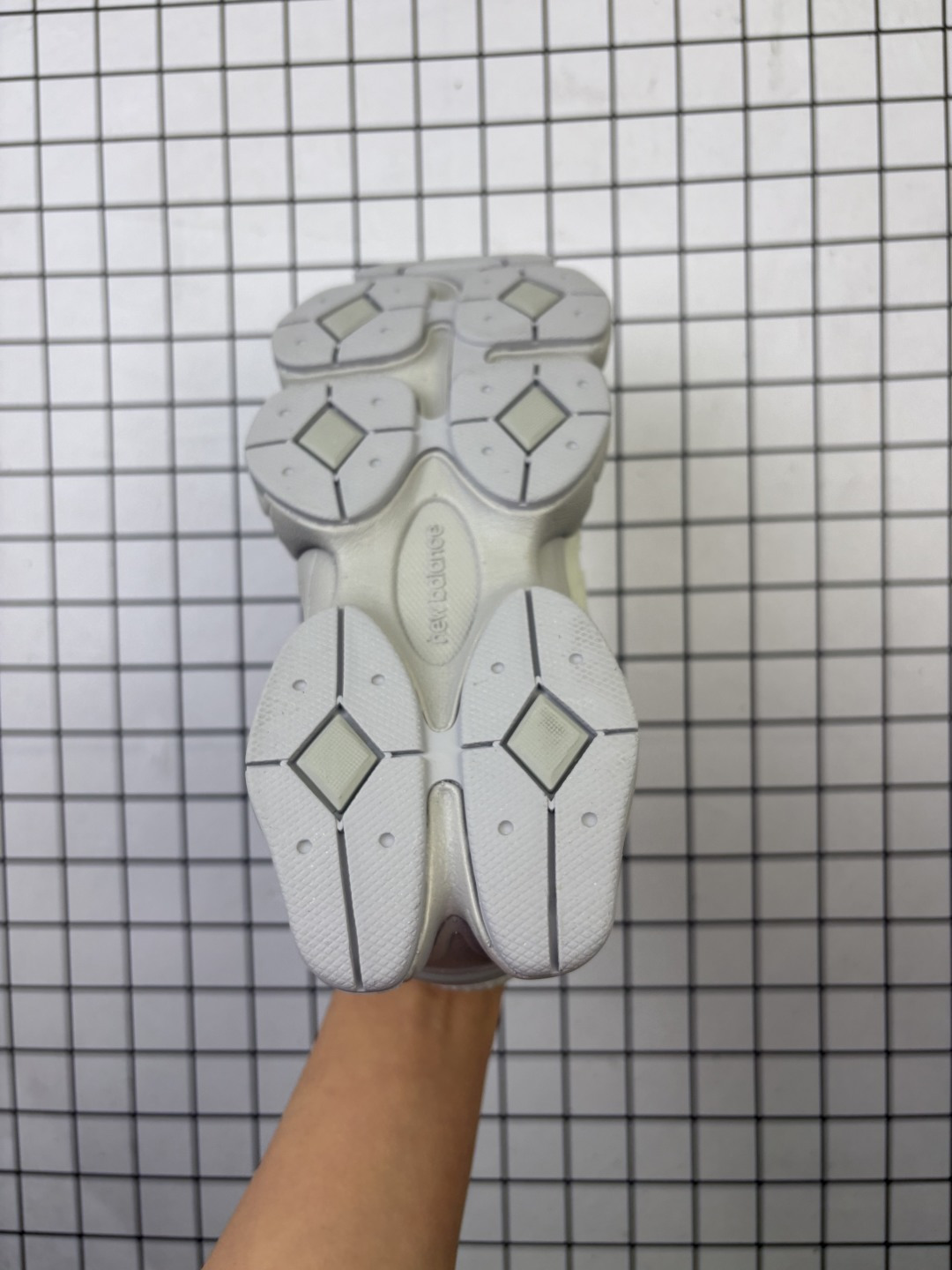 💰180
公司级✅New Balance 9060系列 新百伦 复古休闲运动慢跑鞋
鞋面大身由空间双格及磨砂鞋面拼接而生
采用大面积网眼以及麂皮材质覆盖鞋身 还原经典气质 搭载ABZORB避震科技 由泡沫聚酯制成 上脚可以有效减少由鞋底反弹对身体及双腿的冲击力
货号:U9060IAB
Size:36 37 37.5 38 38.5 39.5 40 40.5 41.5 42 42.5 43 44 45
编码688