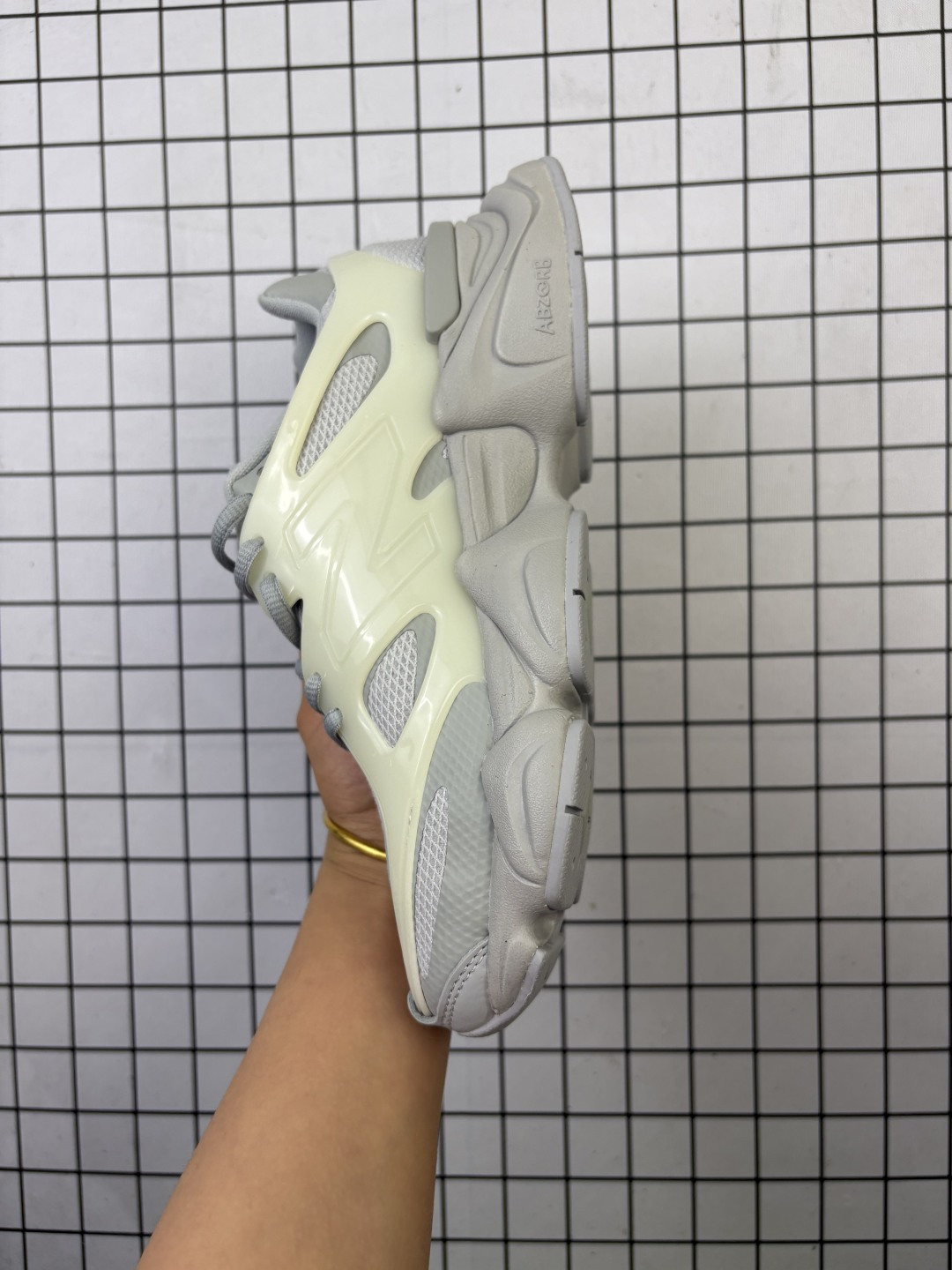 💰180
公司级✅New Balance 9060系列 新百伦 复古休闲运动慢跑鞋
鞋面大身由空间双格及磨砂鞋面拼接而生
采用大面积网眼以及麂皮材质覆盖鞋身 还原经典气质 搭载ABZORB避震科技 由泡沫聚酯制成 上脚可以有效减少由鞋底反弹对身体及双腿的冲击力
货号:U9060IAB
Size:36 37 37.5 38 38.5 39.5 40 40.5 41.5 42 42.5 43 44 45
编码688