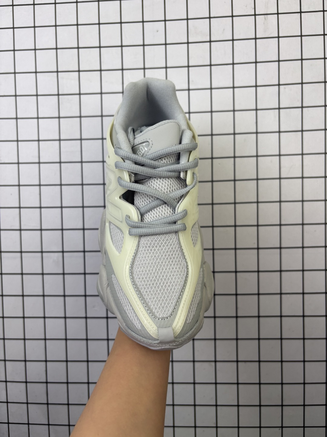 💰180
公司级✅New Balance 9060系列 新百伦 复古休闲运动慢跑鞋
鞋面大身由空间双格及磨砂鞋面拼接而生
采用大面积网眼以及麂皮材质覆盖鞋身 还原经典气质 搭载ABZORB避震科技 由泡沫聚酯制成 上脚可以有效减少由鞋底反弹对身体及双腿的冲击力
货号:U9060IAB
Size:36 37 37.5 38 38.5 39.5 40 40.5 41.5 42 42.5 43 44 45
编码688