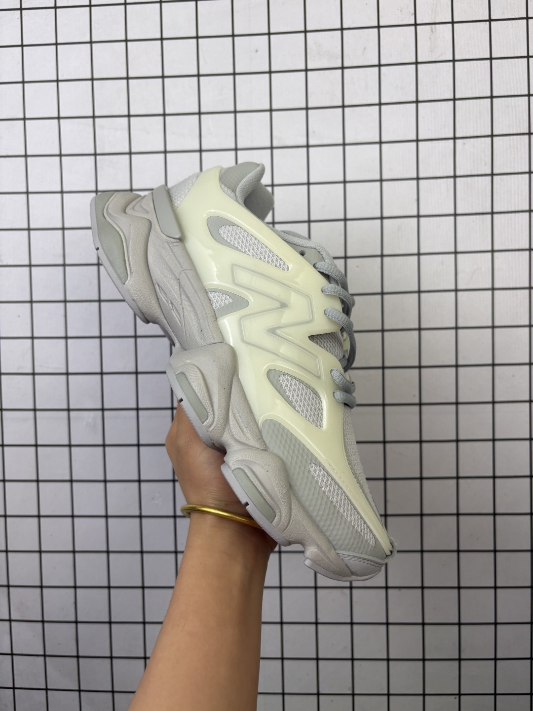 💰180
公司级✅New Balance 9060系列 新百伦 复古休闲运动慢跑鞋
鞋面大身由空间双格及磨砂鞋面拼接而生
采用大面积网眼以及麂皮材质覆盖鞋身 还原经典气质 搭载ABZORB避震科技 由泡沫聚酯制成 上脚可以有效减少由鞋底反弹对身体及双腿的冲击力
货号:U9060IAB
Size:36 37 37.5 38 38.5 39.5 40 40.5 41.5 42 42.5 43 44 45
编码688