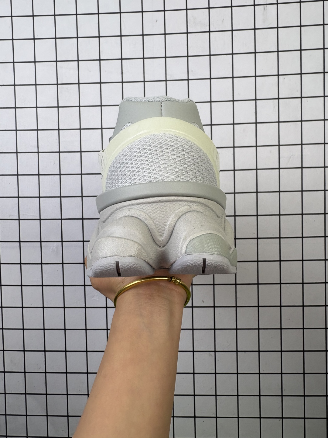 💰180
公司级✅New Balance 9060系列 新百伦 复古休闲运动慢跑鞋
鞋面大身由空间双格及磨砂鞋面拼接而生
采用大面积网眼以及麂皮材质覆盖鞋身 还原经典气质 搭载ABZORB避震科技 由泡沫聚酯制成 上脚可以有效减少由鞋底反弹对身体及双腿的冲击力
货号:U9060IAB
Size:36 37 37.5 38 38.5 39.5 40 40.5 41.5 42 42.5 43 44 45
编码688