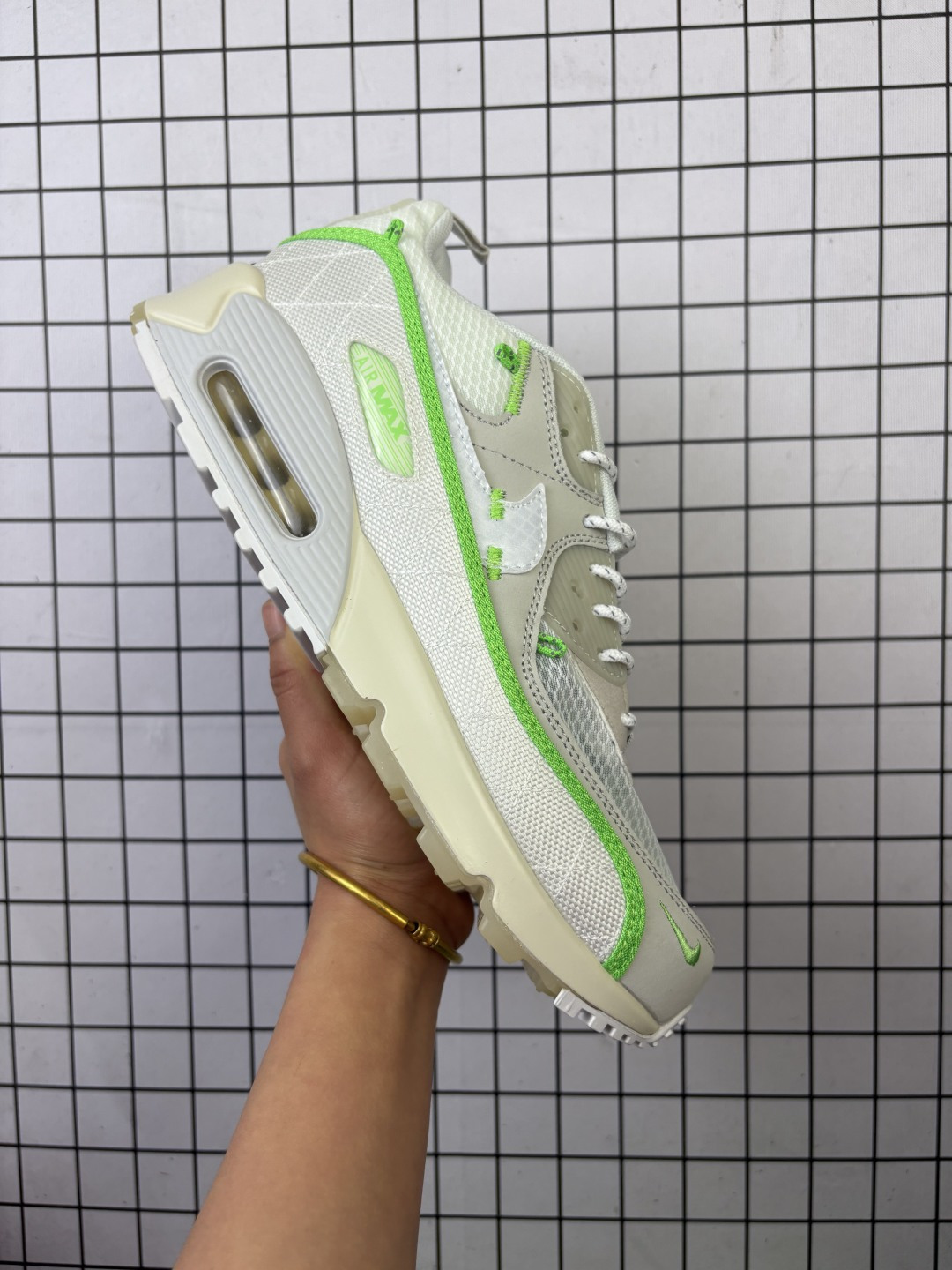 💰150
NIKE耐克运动鞋男女鞋 Air max 90 健身运动跑鞋休闲鞋 复古风十足！Air Max 90 作为 Nike 旗下最经典的鞋型之一，凭借着百搭的造型，获得众多鞋迷们的喜爱。鞋面采用皮革、网眼布和麂皮材质打造，带来不俗质感的同时还有一定的透气性。最后开窗式 Air Max 气垫收尾，完善整双鞋设计。nike air max 90类鞋子 鞋后跟较高，减震效果出奇的好（鞋跟处有气垫）由于后跟高于前跟，便于跑步。鞋底采用华夫格橡胶底，抓地力确实强悍。气垫的吸震效果极佳，响应也很棒，再加上非常耐用。Nikeairmax90的鞋可以用来跑步，原本就是复古跑步鞋。运动时也耐穿的，这款鞋子够结实。

货号：CZ9078
尺码40-45含半码
编码：554