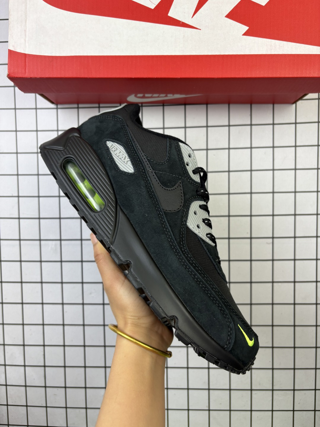 🈴💰150
NIKE耐克运动鞋男女鞋 Air max 90 健身运动跑鞋休闲鞋 复古风十足！Air Max 90 作为 Nike 旗下最经典的鞋型之一，凭借着百搭的造型，获得众多鞋迷们的喜爱。鞋面采用皮革、网眼布和麂皮材质打造，带来不俗质感的同时还有一定的透气性。最后开窗式 Air Max 气垫收尾，完善整双鞋设计。nike air max 90类鞋子 鞋后跟较高，减震效果出奇的好（鞋跟处有气垫）由于后跟高于前跟，便于跑步。鞋底采用华夫格橡胶底，抓地力确实强悍。气垫的吸震效果极佳，响应也很棒，再加上非常耐用。Nikeairmax90的鞋可以用来跑步，原本就是复古跑步鞋。运动时也耐穿的，这款鞋子够结实。

货号：CZ9078
尺码40-45含半码
编码：554