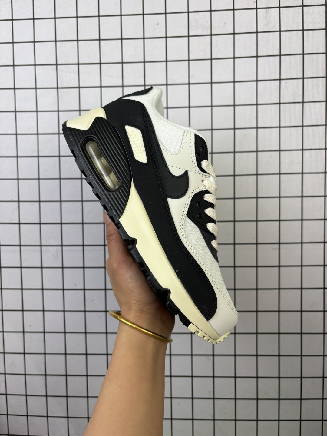 💰140
NIKE耐克运动鞋 Air max 90 健身运动跑鞋休闲鞋 复古风十足！Air Max 90 作为 Nike 旗下最经典的鞋型之一，凭借着百搭的造型，获得众多鞋迷们的喜爱。鞋面采用皮革、网眼布和麂皮材质打造，带来不俗质感的同时还有一定的透气性。最后开窗式 Air Max 气垫收尾，完善整双鞋设计。nike air max 90类鞋子 鞋后跟较高，减震效果出奇的好（鞋跟处有气垫）由于后跟高于前跟，便于跑步。鞋底采用华夫格橡胶底，抓地力确实强悍。气垫的吸震效果极佳，响应也很棒，再加上非常耐用。Nikeairmax90的鞋可以用来跑步，原本就是复古跑步鞋。运动时也耐穿的，这款鞋子够结实。

类型：男女鞋
货号：CN8490
尺码：36 36.5 37.5 38 38.5 39 40 40.5 41 42 42.5 43 44 45 46
编码: 554