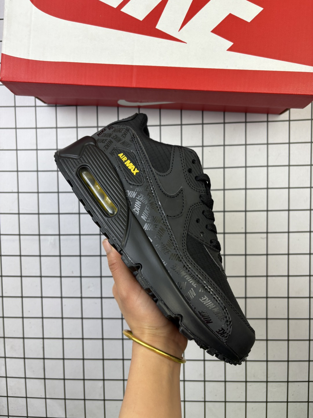 🈴💰140
NIKE耐克运动鞋 Air max 90 健身运动跑鞋休闲鞋 复古风十足！Air Max 90 作为 Nike 旗下最经典的鞋型之一，凭借着百搭的造型，获得众多鞋迷们的喜爱。鞋面采用皮革、网眼布和麂皮材质打造，带来不俗质感的同时还有一定的透气性。最后开窗式 Air Max 气垫收尾，完善整双鞋设计。nike air max 90类鞋子 鞋后跟较高，减震效果出奇的好（鞋跟处有气垫）由于后跟高于前跟，便于跑步。鞋底采用华夫格橡胶底，抓地力确实强悍。气垫的吸震效果极佳，响应也很棒，再加上非常耐用。Nikeairmax90的鞋可以用来跑步，原本就是复古跑步鞋。运动时也耐穿的，这款鞋子够结实。

类型：男女鞋
货号：CN8490
尺码：36 36.5 37.5 38 38.5 39 40 40.5 41 42 42.5 43 44 45 46
编码: 554