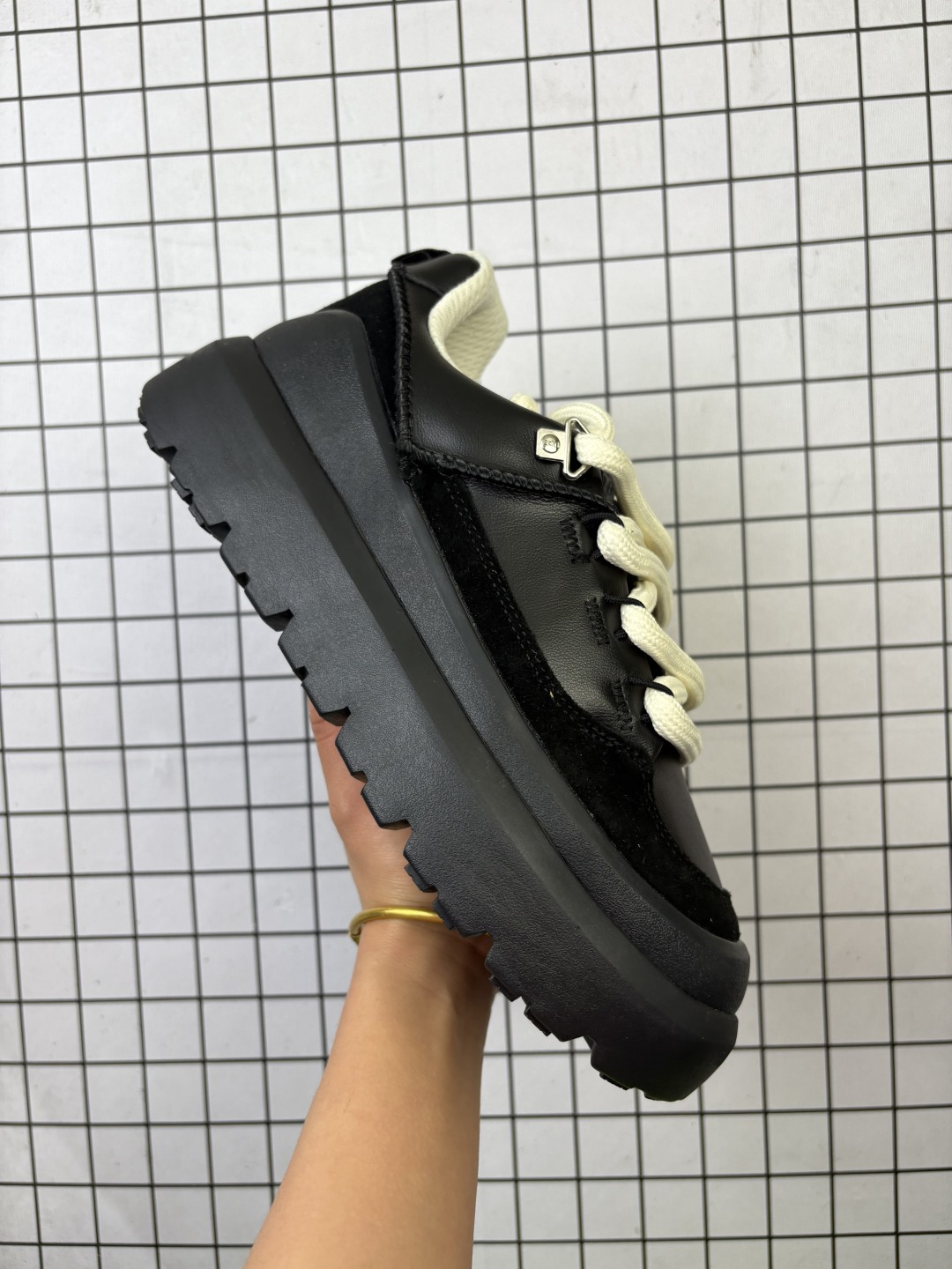 🈴💰170
公司级 UGG 品牌的起源可以追溯到澳大利亚，一战时期，澳大利亚飞行员用两块羊皮包裹成鞋子穿在脚上御寒，这种设计后来逐渐在澳洲流行开来。品牌正式创立于 1978 年，由澳大利亚冲浪员 Brian Smith 带到美国加利福尼亚并推广。以其标志性的羊毛靴而闻名于世，已成为冬季时尚与舒适的代名词。它们不仅继承了 UGG 品牌的经典元素，更在细节上进行了创新。
编码788
36-45