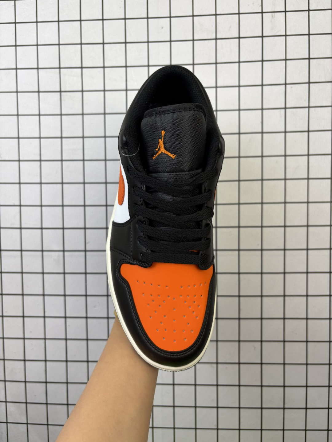 💰100 
特价#公司级 Air Jordan 1 Low 乔1 AJ1低帮 553560-081
大厂流水线生产 头层版本 工厂低价跑量 
原楦原档案数据开发 打造一流鞋型
原档冲孔鞋头 头层皮料材质
鞋垫背胶工艺 四线拉帮 中底走线规整 
原厂织唛标 鞋舌高弹海绵填充
尺码：36 36.5 37.5 38 38.5 39 40 40.5 41 42 43 44 44.5 45 46
编码给L