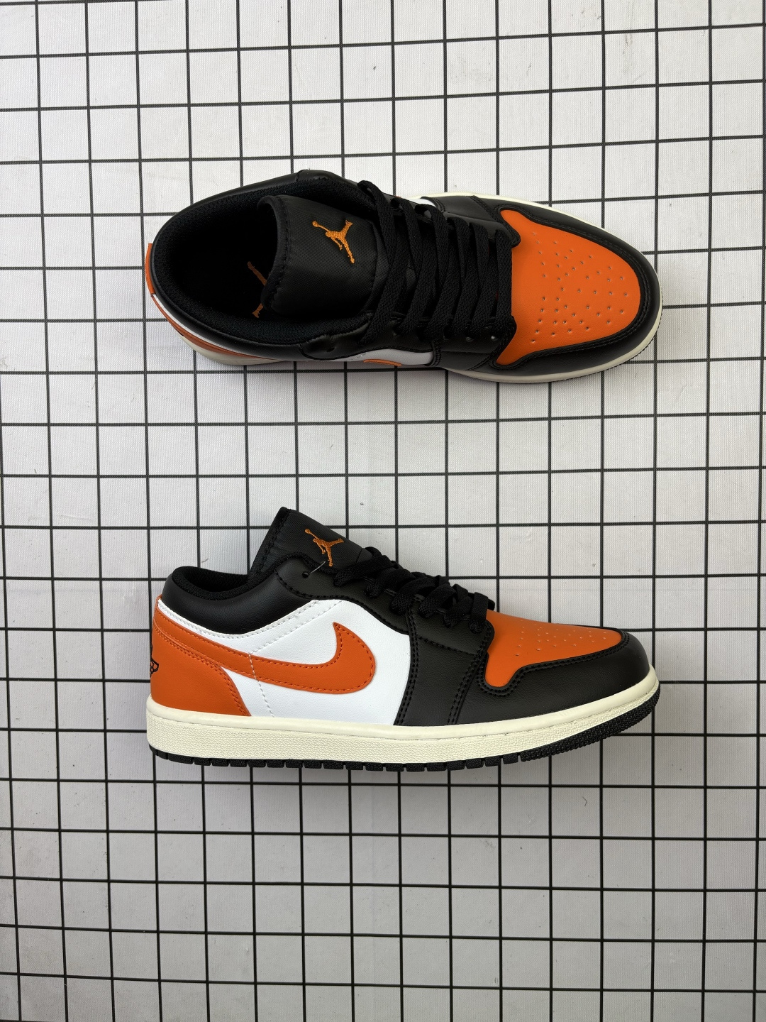 💰100 
特价#公司级 Air Jordan 1 Low 乔1 AJ1低帮 553560-081
大厂流水线生产 头层版本 工厂低价跑量 
原楦原档案数据开发 打造一流鞋型
原档冲孔鞋头 头层皮料材质
鞋垫背胶工艺 四线拉帮 中底走线规整 
原厂织唛标 鞋舌高弹海绵填充
尺码：36 36.5 37.5 38 38.5 39 40 40.5 41 42 43 44 44.5 45 46
编码给L