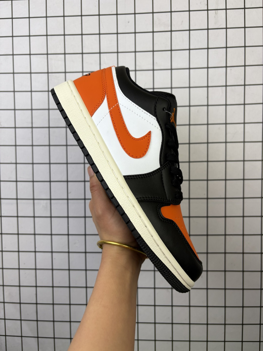 💰100 
特价#公司级 Air Jordan 1 Low 乔1 AJ1低帮 553560-081
大厂流水线生产 头层版本 工厂低价跑量 
原楦原档案数据开发 打造一流鞋型
原档冲孔鞋头 头层皮料材质
鞋垫背胶工艺 四线拉帮 中底走线规整 
原厂织唛标 鞋舌高弹海绵填充
尺码：36 36.5 37.5 38 38.5 39 40 40.5 41 42 43 44 44.5 45 46
编码给L