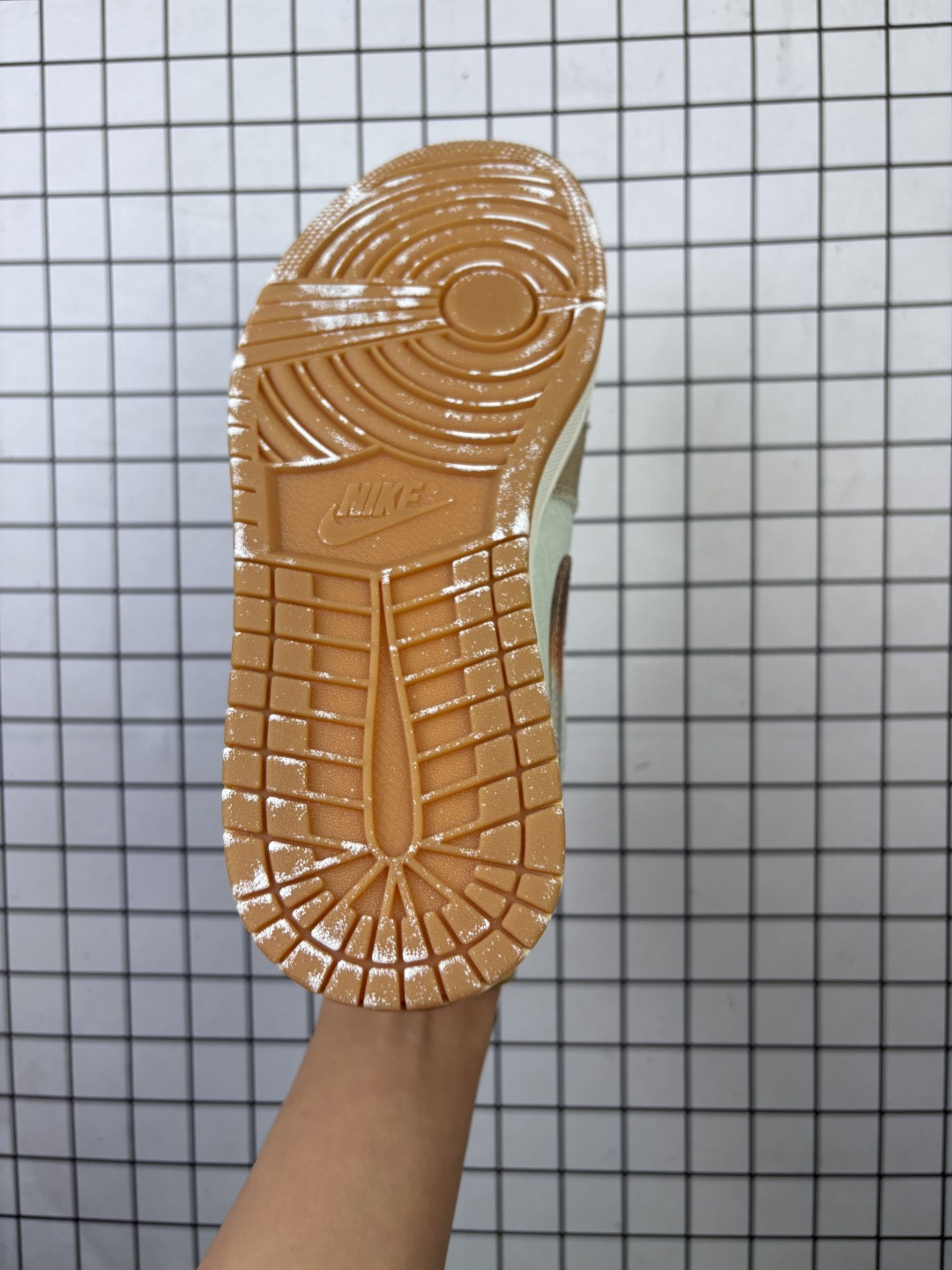 💰110
特价#公司级 Air Jordan 1 Low 乔1 AJ1低帮 IM6664-991
大厂流水线生产 头层版本 工厂低价跑量 
原楦原档案数据开发 打造一流鞋型
原档冲孔鞋头 头层皮料材质
鞋垫背胶工艺 四线拉帮 中底走线规整 
原厂织唛标 鞋舌高弹海绵填充
尺码：36 36.5 37.5 38 38.5 39 40 40.5 41 42 43 44 44.5 45 46
编码给L