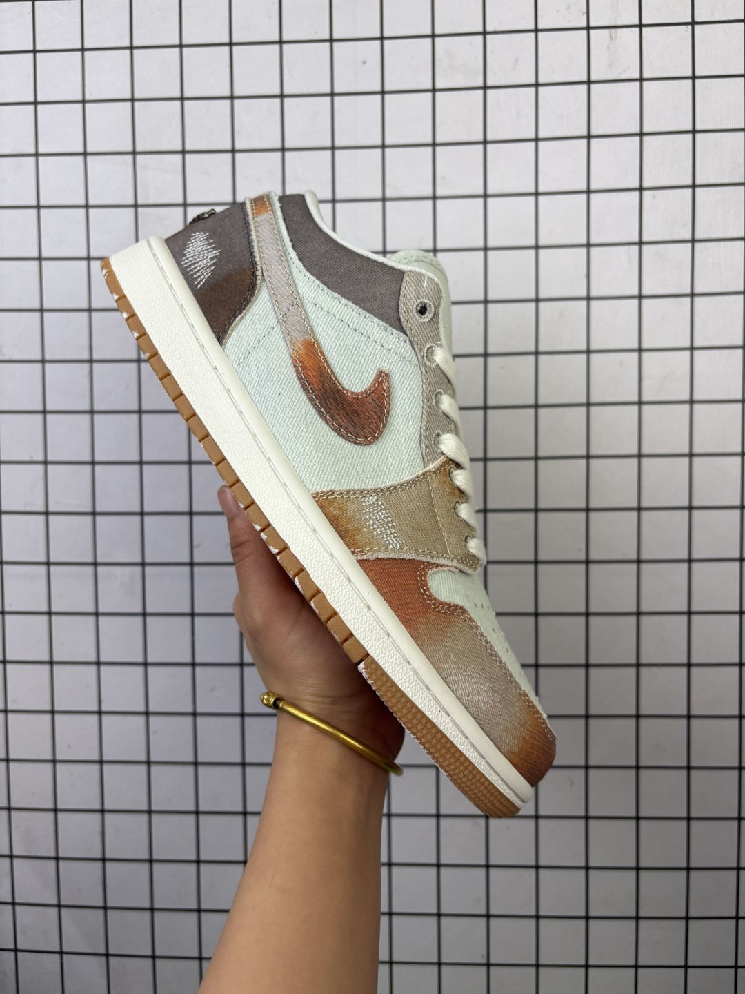 💰110
特价#公司级 Air Jordan 1 Low 乔1 AJ1低帮 IM6664-991
大厂流水线生产 头层版本 工厂低价跑量 
原楦原档案数据开发 打造一流鞋型
原档冲孔鞋头 头层皮料材质
鞋垫背胶工艺 四线拉帮 中底走线规整 
原厂织唛标 鞋舌高弹海绵填充
尺码：36 36.5 37.5 38 38.5 39 40 40.5 41 42 43 44 44.5 45 46
编码给L