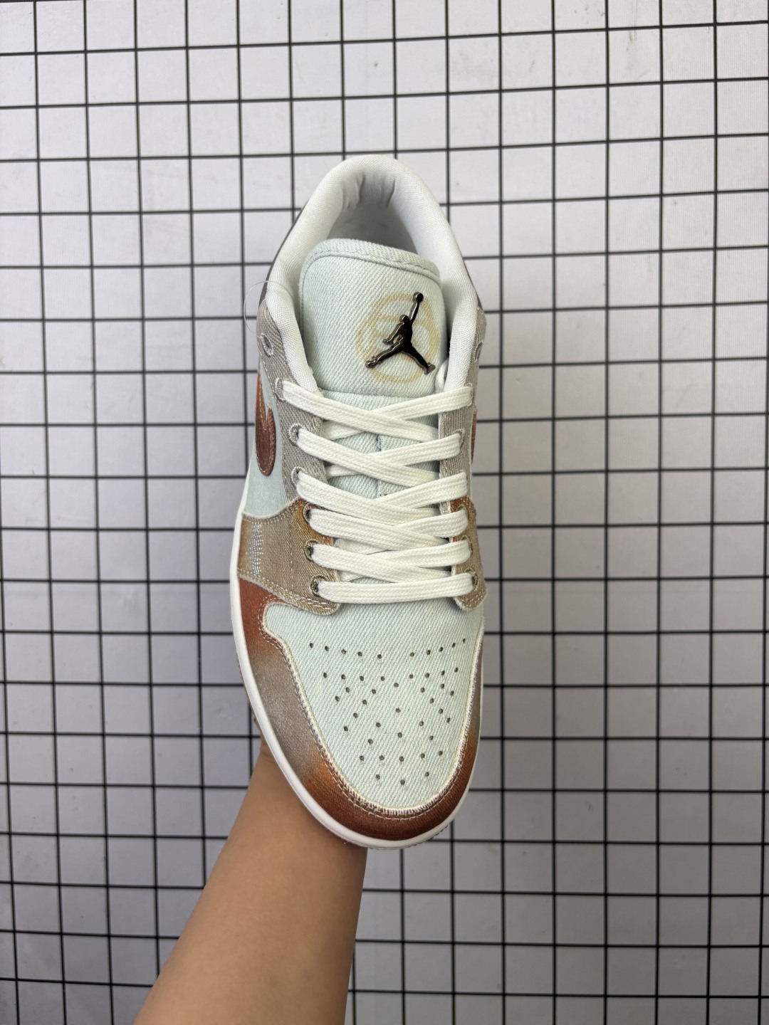 💰110
特价#公司级 Air Jordan 1 Low 乔1 AJ1低帮 IM6664-991
大厂流水线生产 头层版本 工厂低价跑量 
原楦原档案数据开发 打造一流鞋型
原档冲孔鞋头 头层皮料材质
鞋垫背胶工艺 四线拉帮 中底走线规整 
原厂织唛标 鞋舌高弹海绵填充
尺码：36 36.5 37.5 38 38.5 39 40 40.5 41 42 43 44 44.5 45 46
编码给L