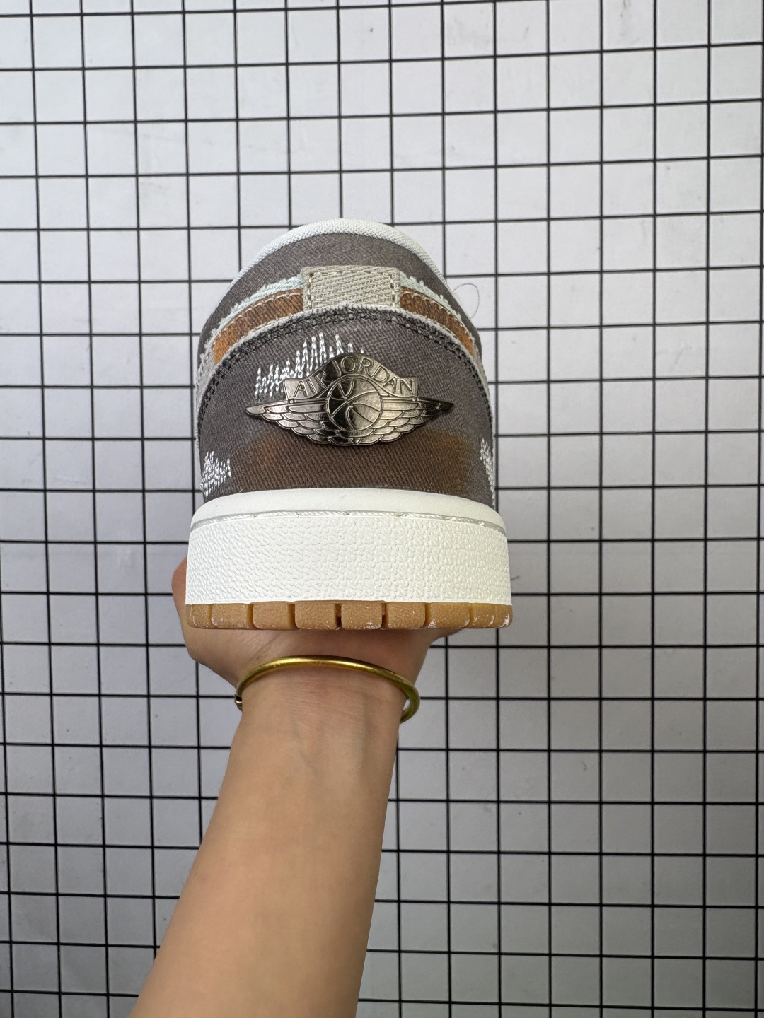 💰110
特价#公司级 Air Jordan 1 Low 乔1 AJ1低帮 IM6664-991
大厂流水线生产 头层版本 工厂低价跑量 
原楦原档案数据开发 打造一流鞋型
原档冲孔鞋头 头层皮料材质
鞋垫背胶工艺 四线拉帮 中底走线规整 
原厂织唛标 鞋舌高弹海绵填充
尺码：36 36.5 37.5 38 38.5 39 40 40.5 41 42 43 44 44.5 45 46
编码给L