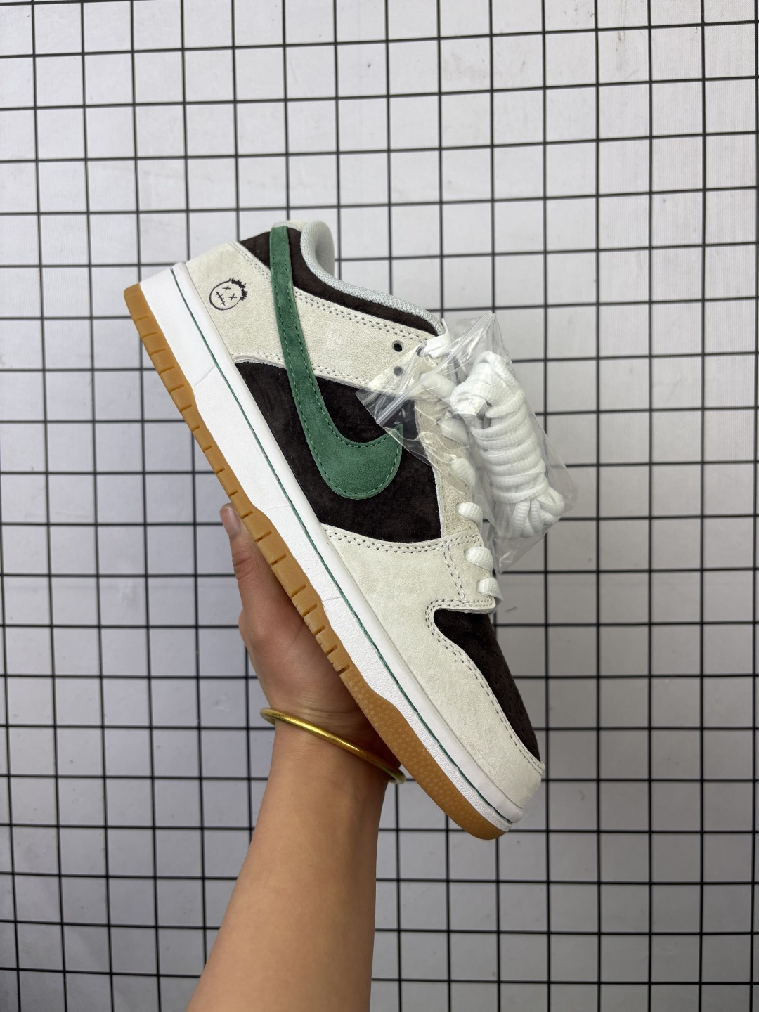 💰160
耐克 Nike Sb Dunk Low Pro 男女同款运动鞋复古板鞋,尽情迈步,彰显个性风采。采用柔软皮革鞋面,经久耐穿,塑就如元年款 Dunk 般的复古质感。鞋头透气孔,搭配鞋口和鞋舌形状,忠实沿袭元年款经典外观。全掌型橡胶外底,造就非凡抓地力。Dunk 起初专为篮球运动打造,于 80 年代末成为滑板界新宠,现已跃升成为街头时尚标杆。加垫低帮鞋口结合耐穿外底,助你自信舞动。
货号:HF3704
码数:36 36.5 37.5 38 38.5 39 40 40.5 41 42 42.5 43 44 45 46
编码:707