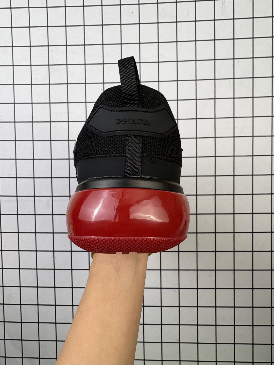 💰140
PRADA/普拉达 原楦数据开发版型,采用TPU定型橡胶模片组合科技针织鞋面材质,内嵌灌注式EVA缓震鞋垫,外置TPU注塑耐磨防滑橡胶鞋底❗️工装潮时髦又与众不同,意大利高奢品牌·普拉达Prada Cloudbust Velcro Strap Low Sneakers 云朵魔术贴系列机能风情侣款百搭休闲运动鞋
类型:男鞋
码数:40 41 42 43 44 45
编码老男H