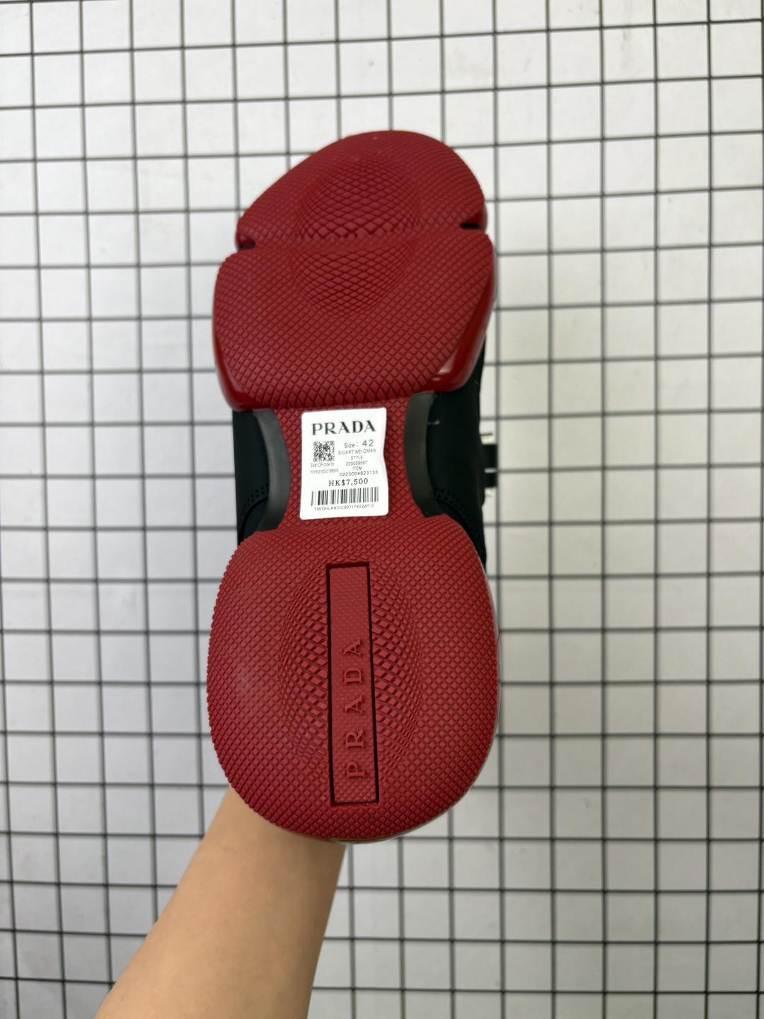 💰140
PRADA/普拉达 原楦数据开发版型,采用TPU定型橡胶模片组合科技针织鞋面材质,内嵌灌注式EVA缓震鞋垫,外置TPU注塑耐磨防滑橡胶鞋底❗️工装潮时髦又与众不同,意大利高奢品牌·普拉达Prada Cloudbust Velcro Strap Low Sneakers 云朵魔术贴系列机能风情侣款百搭休闲运动鞋
类型:男鞋
码数:40 41 42 43 44 45
编码老男H