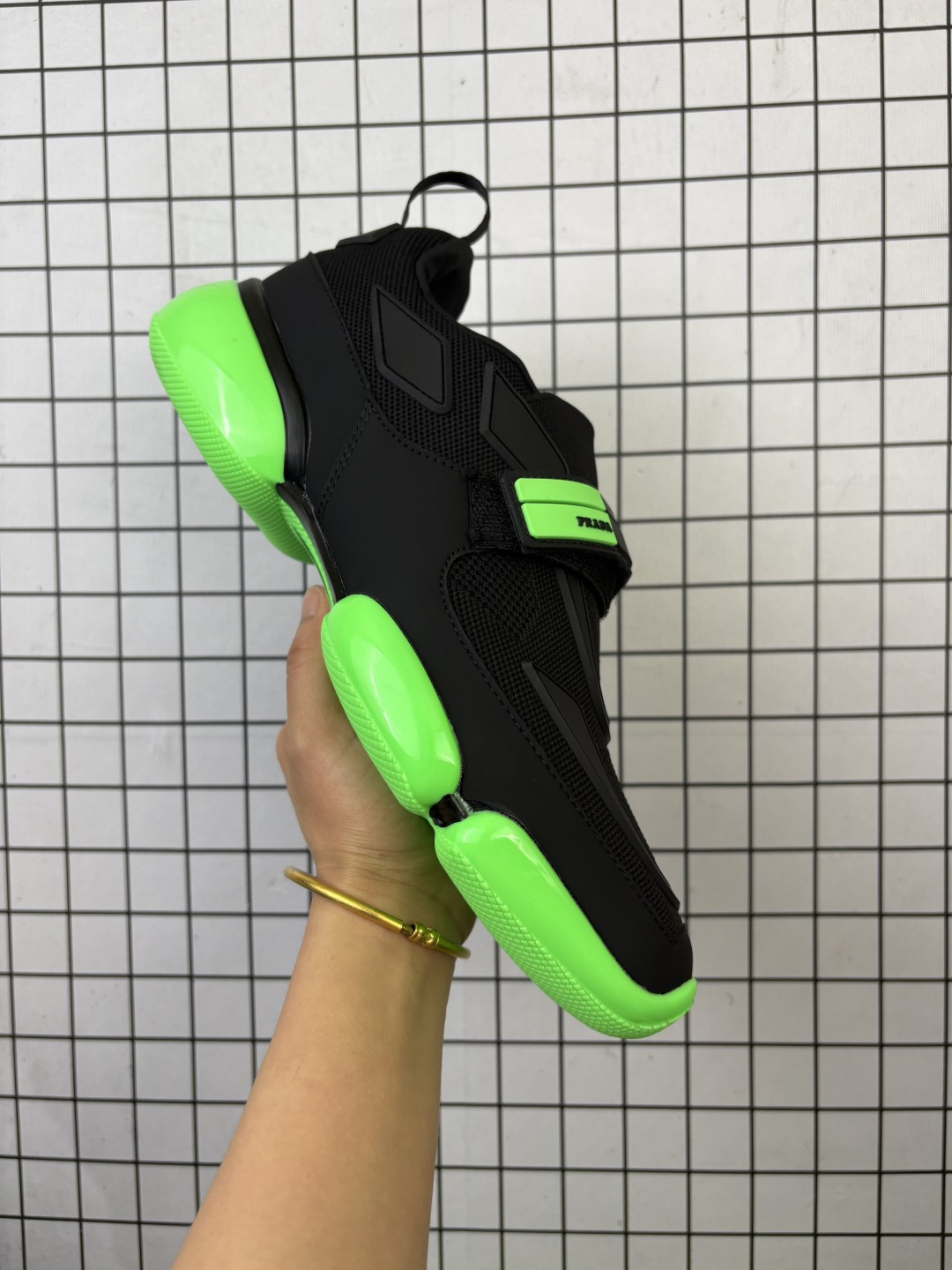 💰140
PRADA/普拉达 原楦数据开发版型,采用TPU定型橡胶模片组合科技针织鞋面材质,内嵌灌注式EVA缓震鞋垫,外置TPU注塑耐磨防滑橡胶鞋底❗️工装潮时髦又与众不同,意大利高奢品牌·普拉达Prada Cloudbust Velcro Strap Low Sneakers 云朵魔术贴系列机能风情侣款百搭休闲运动鞋
类型:男鞋
码数:40 41 42 43 44 45
编码老男H