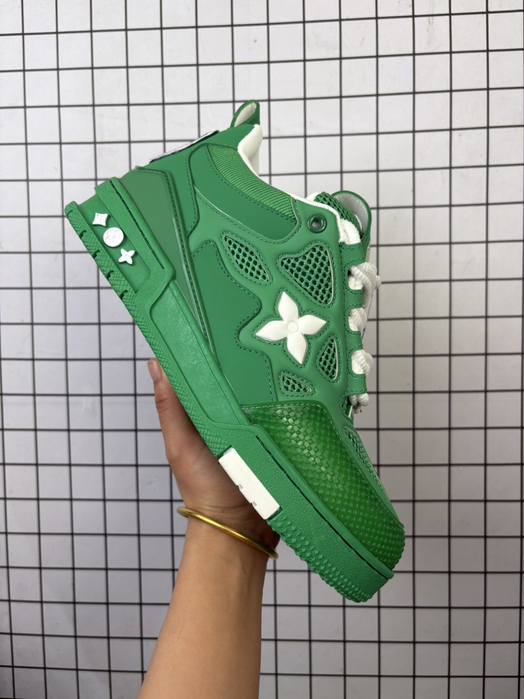 💰170
【公司级】LV Skate Sneaker 路易威登 2025年新款运动板鞋 蛇年限定 春夏秀场初次亮相，此次以粒面牛皮革焕新呈现。加垫鞋领和鞋舌援引滑板鞋设计，科技鞋带和橡胶外底完善整体。粒面牛皮革拼接鞋面，橡胶外底，鞋舌和鞋底 后部饰有 LV 标识。

尺码：36-45
编码：小X