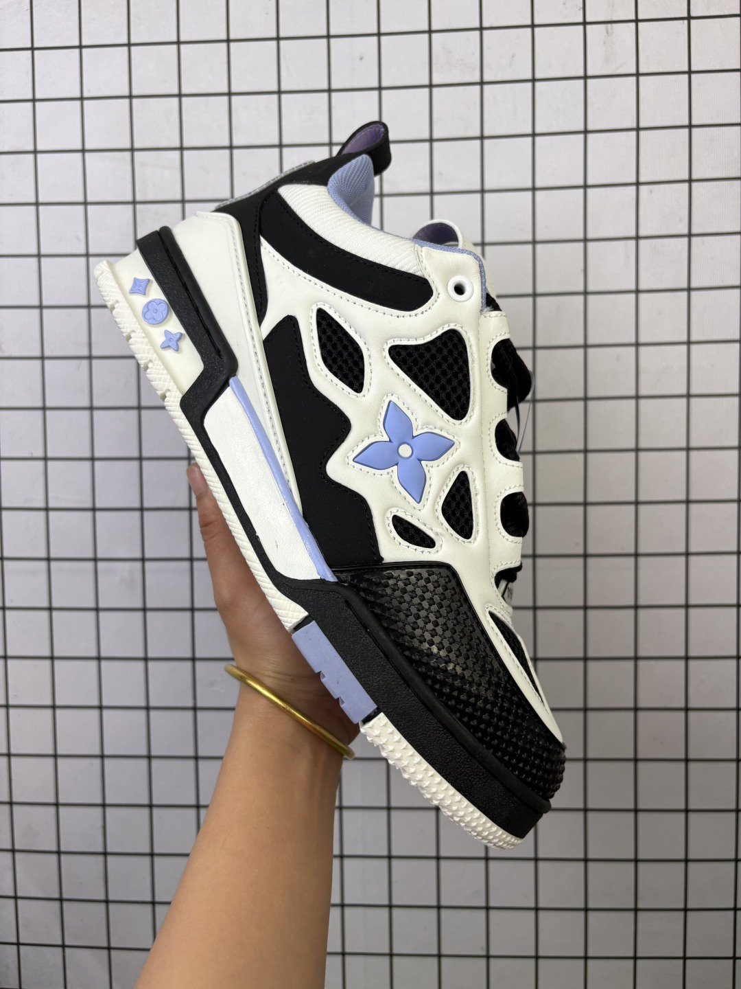 💰170
【公司级】LV Skate Sneaker 路易威登 2025年新款运动板鞋 蛇年限定 春夏秀场初次亮相，此次以粒面牛皮革焕新呈现。加垫鞋领和鞋舌援引滑板鞋设计，科技鞋带和橡胶外底完善整体。粒面牛皮革拼接鞋面，橡胶外底，鞋舌和鞋底 后部饰有 LV 标识。

尺码：36-45
编码：小X