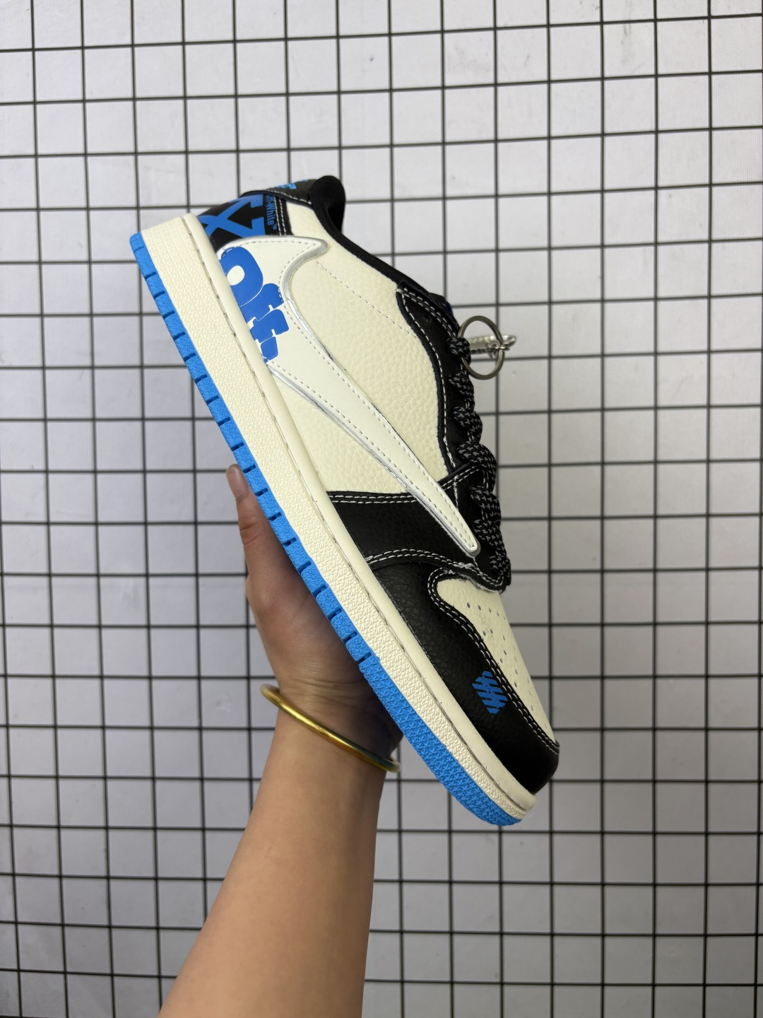 💰230
公司级 耐克/Nike Air Jordan 1 Low OG SP"Military Blue"AJ1乔1倒勾 2025年新款 低帮篮球鞋 AJ1 乔丹1代 aj1 乔1 反向脚趾复古运动鞋。潮鞋推荐好看不贵 我家鞋子质量超好 爆款 乔丹代经典低帮化文百搭休闲动运篮球鞋“TS藤浩原联名闪电倒钩”采用软纳质帕头层皮革面鞋材质,中注底胶孔及缜密中拉底帮工艺,内置垫气及耐磨橡胶大底。亮点之处在于鞋侧的倒置 Swoosh。错版灵感来源于洛杉矶球鞋店铺收到一双特别的错版勾子倒过来,研发出反向勾的设计。
货号:XB1979
码数:36-45含半码
编码: 577