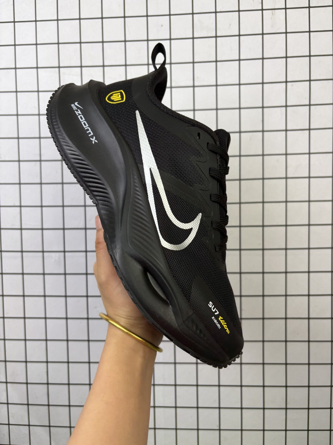 💰150
【海外限售，国内首发】NIKE耐克 2025全新概念-超跑透气网面鞋训练跑步鞋Plus Zoomx 中底   超级飞马全新升级-小米Su7联名系列 现已全面上市！ Plus 版本采用全掌ZoomX中底，其特点是轻巧且回弹性极佳，在不输传统Zoom气垫的同时，带来全新体验！ZoomX提供的回弹反馈非常显著，给人一种推动感，这也是ZoomX相较于传统Zoom气垫的显著优势。Zoom气垫需要一定的磨合和个人力量才能完全体验其效果，而ZoomX则是即刻可用的。

货号：CK4318-153
尺码：36-45(带半码)
编码577