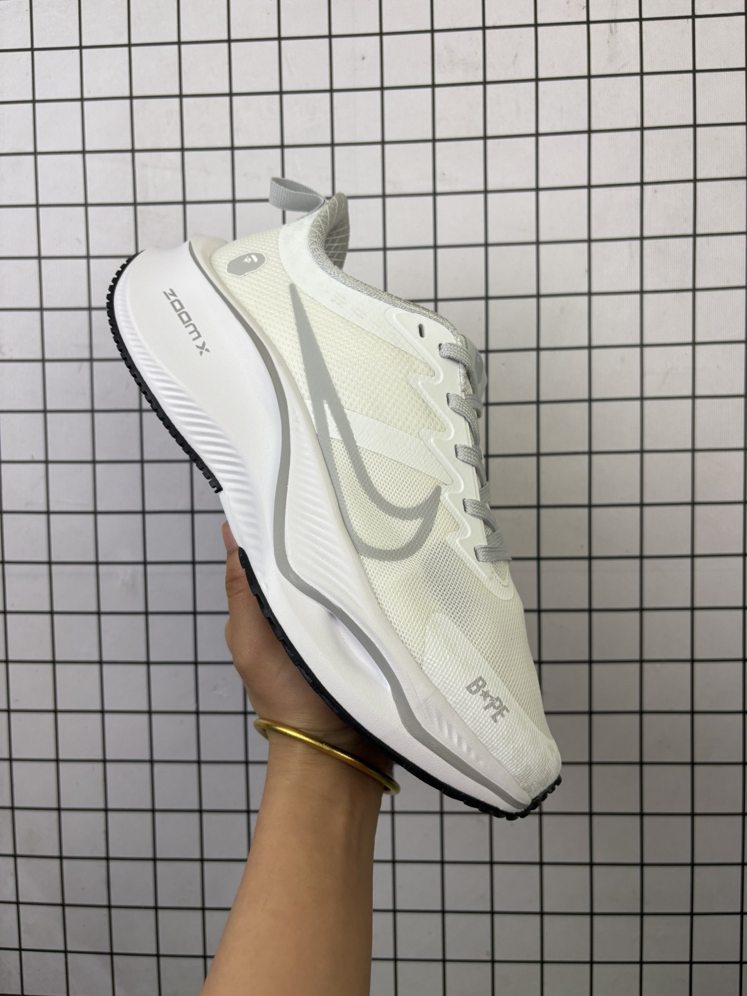 💰150
【海外限售，国内首发】NIKE耐克 2025全新概念-超跑透气网面鞋训练跑步鞋Plus Zoomx 中底   超级飞马全新升级-小米Su7联名系列 现已全面上市！ Plus 版本采用全掌ZoomX中底，其特点是轻巧且回弹性极佳，在不输传统Zoom气垫的同时，带来全新体验！ZoomX提供的回弹反馈非常显著，给人一种推动感，这也是ZoomX相较于传统Zoom气垫的显著优势。Zoom气垫需要一定的磨合和个人力量才能完全体验其效果，而ZoomX则是即刻可用的。

货号：CK4318-153
尺码：36-45(带半码)
编码577