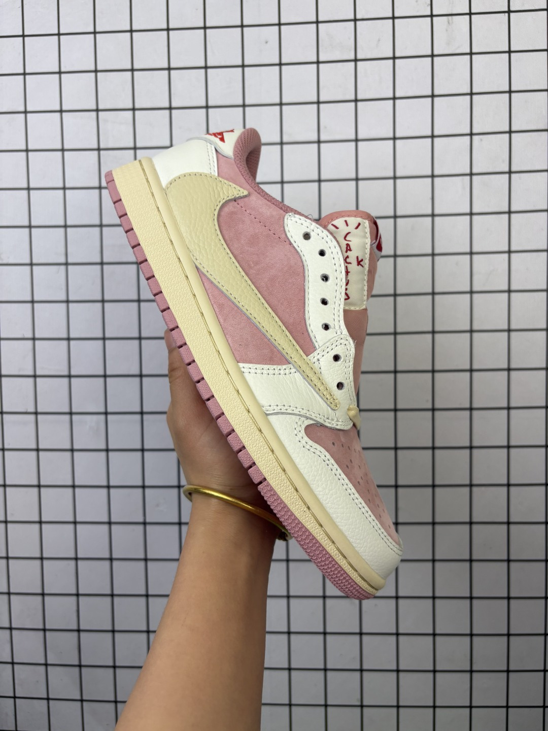 💰180
公司级✅AJ1倒勾Travis Scott x Air Jordan 1 ” Reverse Mocha “ AJ1乔1 TS 闪电 联名倒钩 低帮文化篮球鞋 完美品质出货 细节如图所示  鞋面切割工整  冲孔整齐干净 中底拉帮线 整体清洁度非常好·货号：DM7866-162
尺码：36 36.5 37 38 38.5 39 40 40.5 41 42 42.5 43 44 45 46 47 48.5
编码719