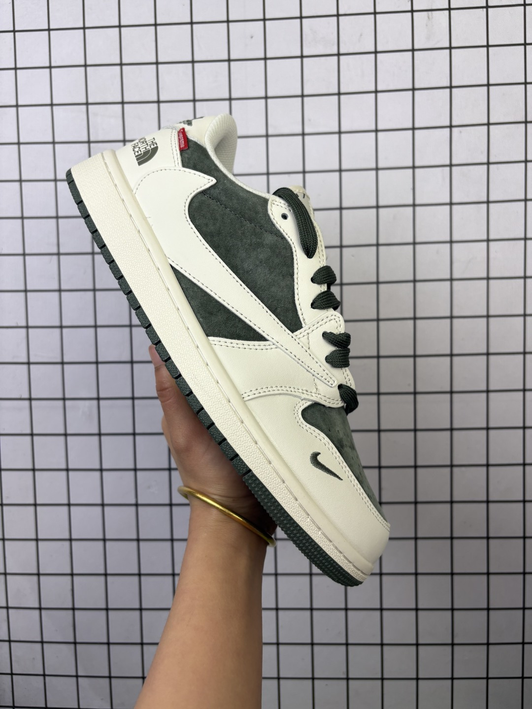 💰240
公司级✅AJ1倒勾Travis Scott x Air Jordan 1 ” Reverse Mocha “ AJ1乔1 TS 闪电 联名倒钩 低帮文化篮球鞋 完美品质出货 细节如图所示  鞋面切割工整  冲孔整齐干净 中底拉帮线 整体清洁度非常好·货号：DM7866-162
尺码：36 36.5 37 38 38.5 39 40 40.5 41 42 42.5 43 44 45 
编码元