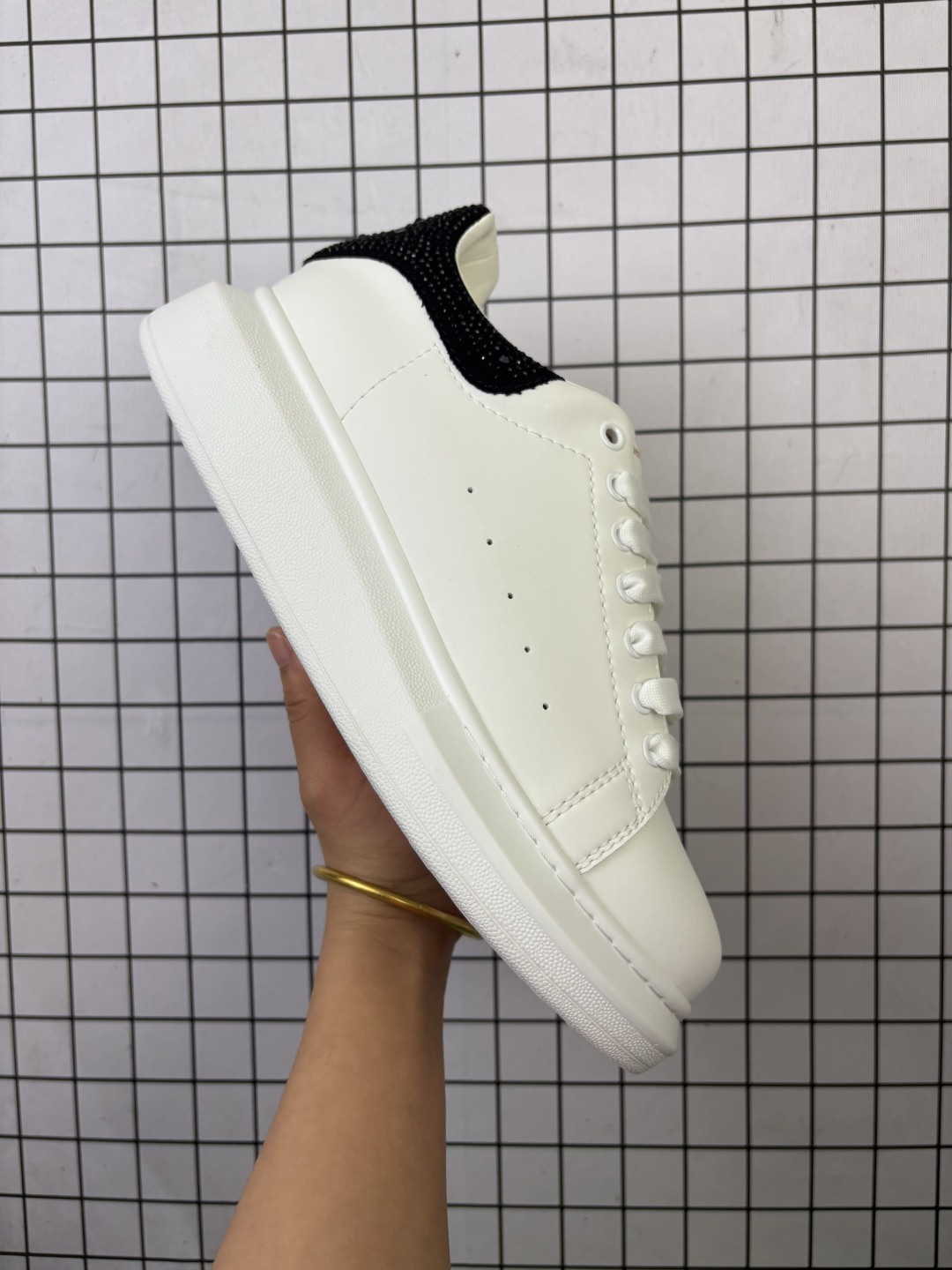 💰160
意大利高奢品牌Alexander McQueen亚历山大·麦昆 Sole Leather Sneakers低帮时装厚底休闲运动小白鞋 
编码旭
35-45