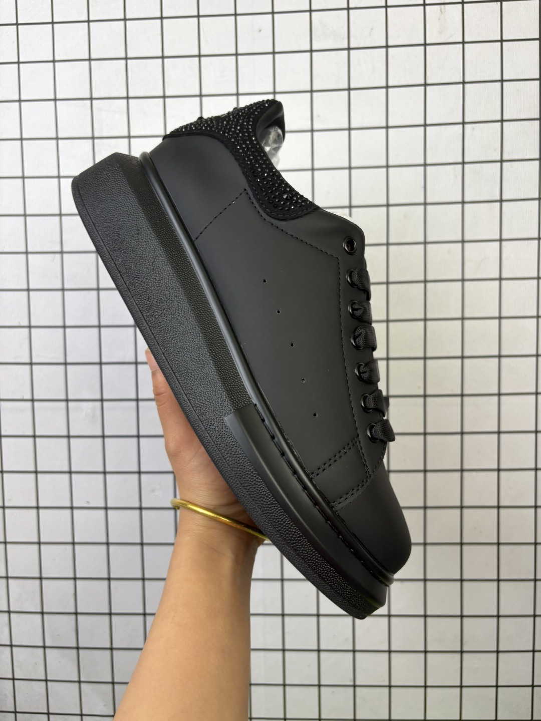 💰160
意大利高奢品牌Alexander McQueen亚历山大·麦昆 Sole Leather Sneakers低帮时装厚底休闲运动小白鞋 
编码旭
35-45