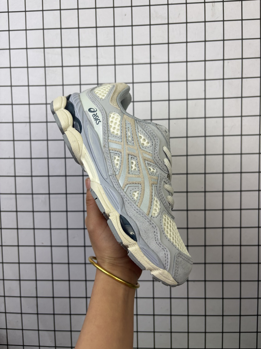 Asics/亚瑟士 男女鞋真标半码制,升级原楦原纸版开发版型,采用翻毛皮组合网眼布鞋面材质,后跟和前掌嵌入GEL胶缓震,轻质发泡材料组合耐磨橡胶外底❗️又一双「鞋圈黑马」,日本专业跑鞋品牌-亚瑟士/Asics Gel-NYC 系列低帮复古休闲运动慢跑鞋“ 1203A805 类型:男女鞋 编码旭