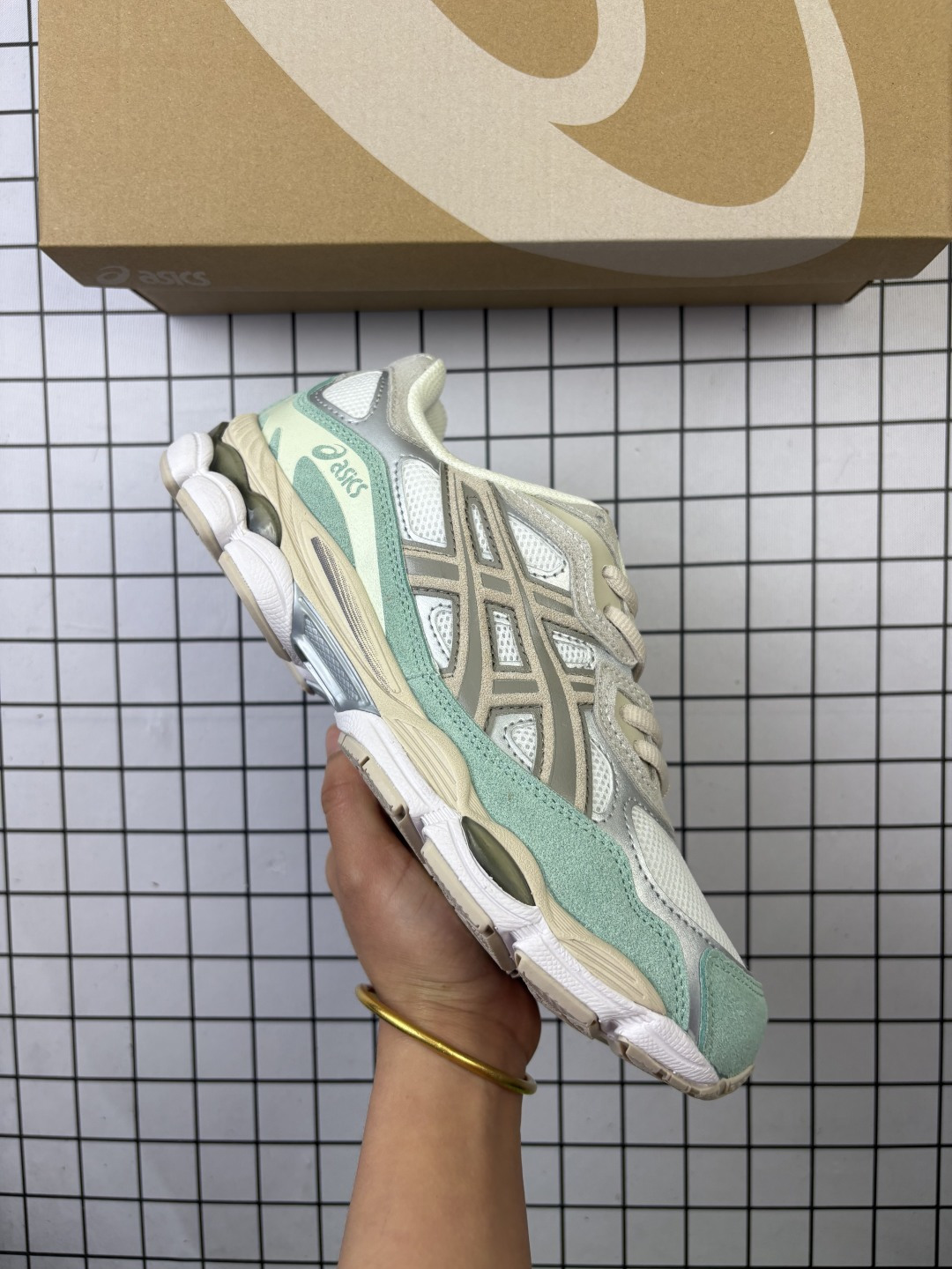 Asics/亚瑟士 男女鞋真标半码制,升级原楦原纸版开发版型,采用翻毛皮组合网眼布鞋面材质,后跟和前掌嵌入GEL胶缓震,轻质发泡材料组合耐磨橡胶外底❗️又一双「鞋圈黑马」,日本专业跑鞋品牌-亚瑟士/Asics Gel-NYC 系列低帮复古休闲运动慢跑鞋“ 1203A805 类型:男女鞋 编码旭