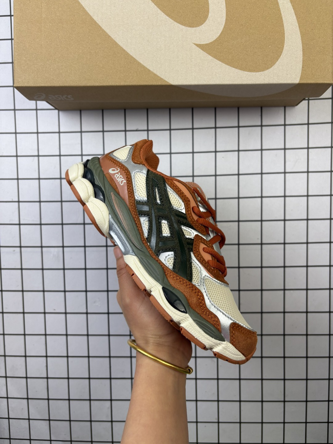 🈴💰130
Asics/亚瑟士 男女鞋真标半码制，升级原楦原纸版开发版型，采用翻毛皮组合网眼布鞋面材质，后跟和前掌嵌入GEL胶缓震,轻质发泡材料组合耐磨橡胶外底❗️又一双「鞋圈黑马」,日本专业跑鞋品牌-亚瑟士/Asics Gel-NYC 系列低帮复古休闲运动慢跑鞋“ 1203A805

类型：男女鞋
码数：36 37 38 39 39.5 40.5 41.5 42 42.5 43.5 44 45 46 47
编码旭