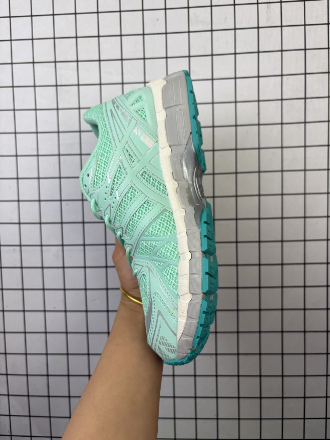 💰150
【新品🔥公司级】亚瑟士(ASICS)2025年男款GEL-KAYANO 20休闲鞋 老爹运动跑步鞋1203A388-020。KAYANO 20 作为系列20周年纪念款,采用了最新的 ASICS FluidRide 和FluidFit 技术实现升级换代。设计上更加轻量化,鞋面之中运用的FluidFit™ 技术采用的可多向拉伸网布,创造出手套般的贴合感,新加入的弹性支撑条可以增强包裹性,帮助更好地支撑足部完成步伐的转换;中底设计上加入了最新的FluidRide 材质,在减轻重量的同时提升了反弹力;新SpEVA 中底结合外骨骼离合缓冲装置,实现更佳的稳定性,步伐效率更高;缓震方面,将经典的GEL胶在前掌的分布数量增加到了4个并将其向足弓位置拉回,更加符合实际跑步时候的受力点分布。
尺码: 36-47含半码
编码: 大Y