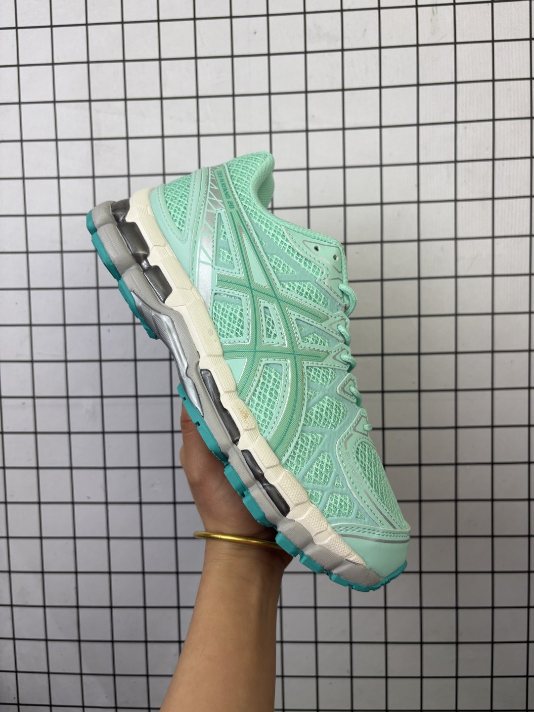 💰150
【新品🔥公司级】亚瑟士（ASICS）2025年男款GEL-KAYANO 20休闲鞋 老爹运动跑步鞋1203A388-020。KAYANO 20 作为系列20周年纪念款，采用了最新的 ASICS FluidRide 和FluidFit 技术实现升级换代。设计上更加轻量化，鞋面之中运用的FluidFit™ 技术采用的可多向拉伸网布，创造出手套般的贴合感，新加入的弹性支撑条可以增强包裹性，帮助更好地支撑足部完成步伐的转换；中底设计上加入了最新的FluidRide 材质，在减轻重量的同时提升了反弹力；新SpEVA 中底结合外骨骼离合缓冲装置，实现更佳的稳定性，步伐效率更高；缓震方面，将经典的GEL胶在前掌的分布数量增加到了4个并将其向足弓位置拉回，更加符合实际跑步时候的受力点分布。

尺码:   36-47含半码
编码: 大Y