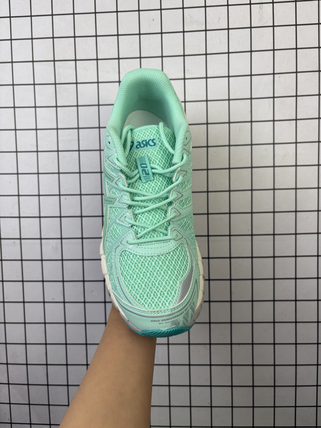 💰150
【新品🔥公司级】亚瑟士(ASICS)2025年男款GEL-KAYANO 20休闲鞋 老爹运动跑步鞋1203A388-020。KAYANO 20 作为系列20周年纪念款,采用了最新的 ASICS FluidRide 和FluidFit 技术实现升级换代。设计上更加轻量化,鞋面之中运用的FluidFit™ 技术采用的可多向拉伸网布,创造出手套般的贴合感,新加入的弹性支撑条可以增强包裹性,帮助更好地支撑足部完成步伐的转换;中底设计上加入了最新的FluidRide 材质,在减轻重量的同时提升了反弹力;新SpEVA 中底结合外骨骼离合缓冲装置,实现更佳的稳定性,步伐效率更高;缓震方面,将经典的GEL胶在前掌的分布数量增加到了4个并将其向足弓位置拉回,更加符合实际跑步时候的受力点分布。
尺码: 36-47含半码
编码: 大Y