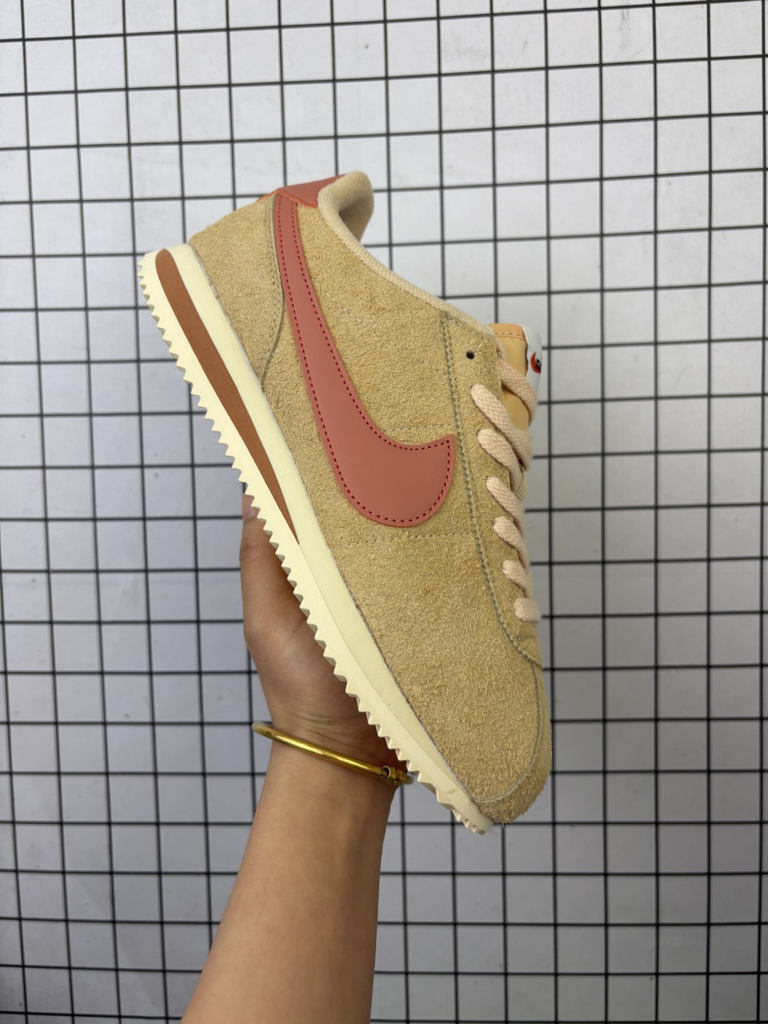 💰100
Nike Classic Cortez Nylon 耐克阿甘鞋男女子运动鞋。秉承元年款经典风格，糅合防水鞋面设计，令双足保持干爽舒适。防水锦纶鞋面强势抵御风雨侵袭，缔造轻盈防护效果，传统鞋带系统和覆面设计增强贴合感，提升耐久性，彰显经典风格。低帮剪裁打造舒适脚感，提升运动自由度，EVA 泡棉中底轻盈缓震。纯色橡胶外底搭配人字形底纹，缔造出色耐久性和多向抓地力。

货号：FJ2530
码数：36 36.5 37.5 38 38.5 39 40 40.5 41 
编码大Y