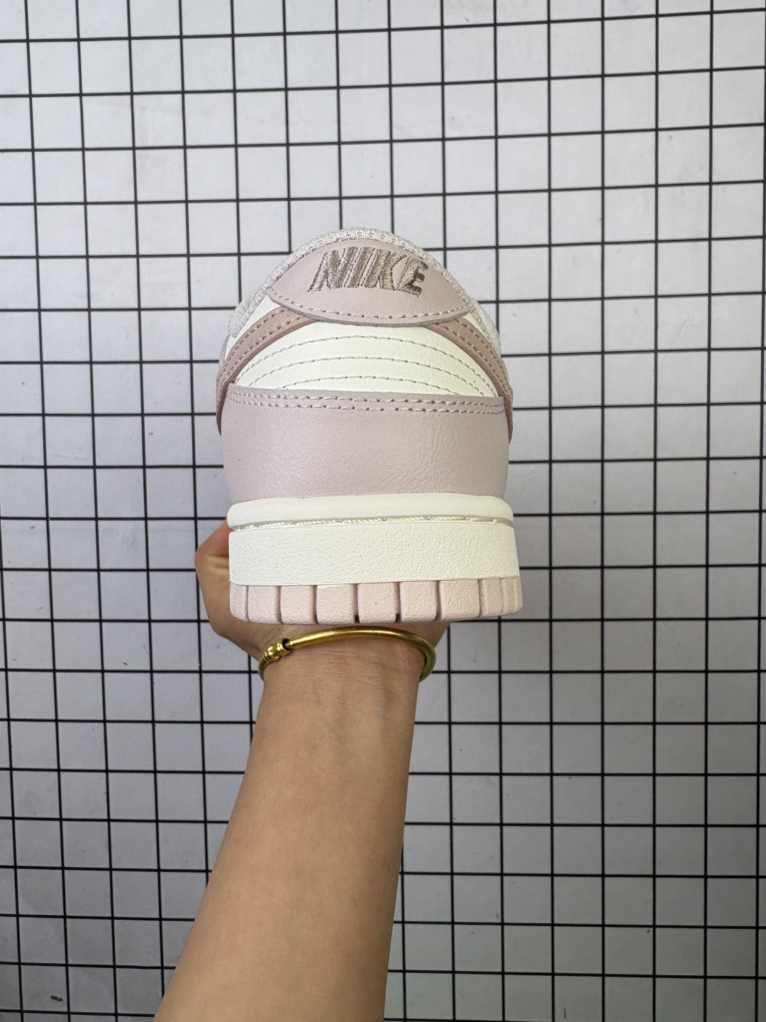 💰150
耐克 Nike Sb Dunk Low Pro 男女同款运动鞋复古板鞋,尽情迈步,彰显个性风采。采用柔软皮革鞋面,经久耐穿,塑就如元年款 Dunk 般的复古质感。鞋头透气孔,搭配鞋口和鞋舌形状,忠实沿袭元年款经典外观。全掌型橡胶外底,造就非凡抓地力。Dunk 起初专为篮球运动打造,于 80 年代末成为滑板界新宠,现已跃升成为街头时尚标杆。加垫低帮鞋口结合耐穿外底,助你自信舞动。
货号:IM6572
码数:35.5-40
编码757