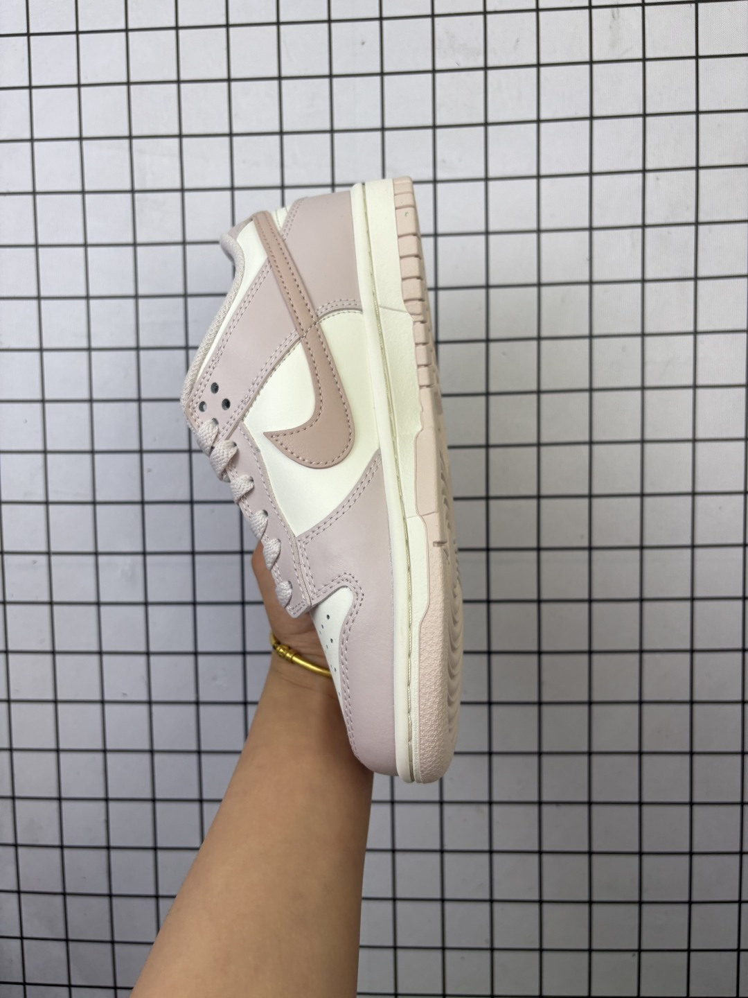 💰150
耐克 Nike Sb Dunk Low Pro 男女同款运动鞋复古板鞋,尽情迈步,彰显个性风采。采用柔软皮革鞋面,经久耐穿,塑就如元年款 Dunk 般的复古质感。鞋头透气孔,搭配鞋口和鞋舌形状,忠实沿袭元年款经典外观。全掌型橡胶外底,造就非凡抓地力。Dunk 起初专为篮球运动打造,于 80 年代末成为滑板界新宠,现已跃升成为街头时尚标杆。加垫低帮鞋口结合耐穿外底,助你自信舞动。
货号:IM6572
码数:35.5-40
编码757