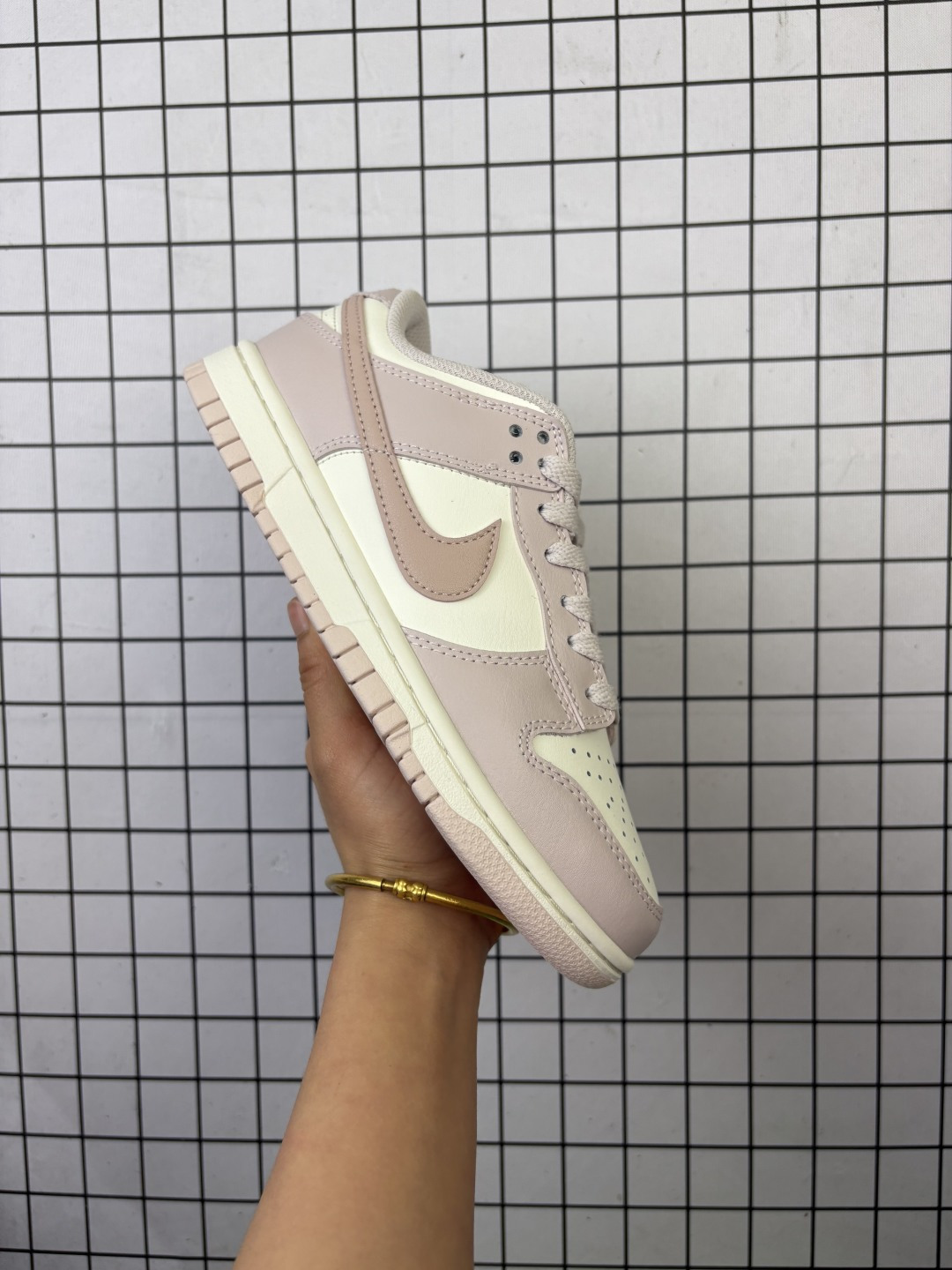 💰150
耐克 Nike Sb Dunk Low Pro 男女同款运动鞋复古板鞋,尽情迈步,彰显个性风采。采用柔软皮革鞋面,经久耐穿,塑就如元年款 Dunk 般的复古质感。鞋头透气孔,搭配鞋口和鞋舌形状,忠实沿袭元年款经典外观。全掌型橡胶外底,造就非凡抓地力。Dunk 起初专为篮球运动打造,于 80 年代末成为滑板界新宠,现已跃升成为街头时尚标杆。加垫低帮鞋口结合耐穿外底,助你自信舞动。
货号:IM6572
码数:35.5-40
编码757