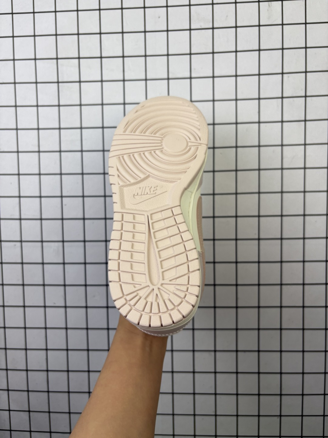 💰150
耐克 Nike Sb Dunk Low Pro 男女同款运动鞋复古板鞋,尽情迈步,彰显个性风采。采用柔软皮革鞋面,经久耐穿,塑就如元年款 Dunk 般的复古质感。鞋头透气孔,搭配鞋口和鞋舌形状,忠实沿袭元年款经典外观。全掌型橡胶外底,造就非凡抓地力。Dunk 起初专为篮球运动打造,于 80 年代末成为滑板界新宠,现已跃升成为街头时尚标杆。加垫低帮鞋口结合耐穿外底,助你自信舞动。
货号:IM6572
码数:35.5-40
编码757