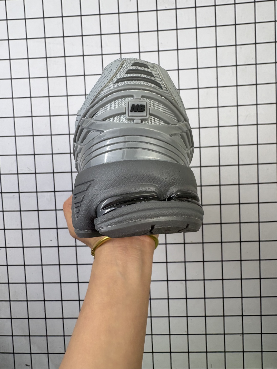 💰150
【公司级真标】新百伦 New Balance M1906系列 复古运动鞋单品宝藏老爹鞋款。作为NB最经典的档案鞋型之一,与2002一样,1906有着NB最成熟的技术加持和复古款式,而本次推出的版本参照2002r的定位,相信会在性价两端做出权衡。单从造型上来看,依旧是vibe风格,味道很正,细节也很酷,这双1906r无疑必能打入复古跑鞋爱好者的年度鞋款名录。
货号:M1906RJR
尺码:40-47
编码103