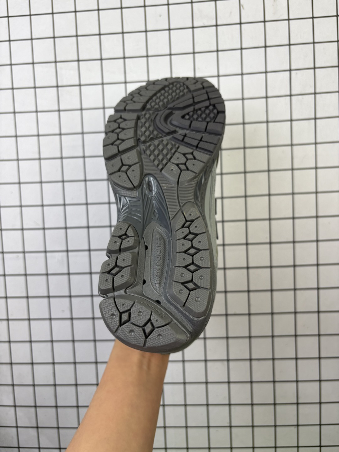 💰150
【公司级真标】新百伦 New Balance M1906系列 复古运动鞋单品宝藏老爹鞋款。作为NB最经典的档案鞋型之一,与2002一样,1906有着NB最成熟的技术加持和复古款式,而本次推出的版本参照2002r的定位,相信会在性价两端做出权衡。单从造型上来看,依旧是vibe风格,味道很正,细节也很酷,这双1906r无疑必能打入复古跑鞋爱好者的年度鞋款名录。
货号:M1906RJR
尺码:40-47
编码103