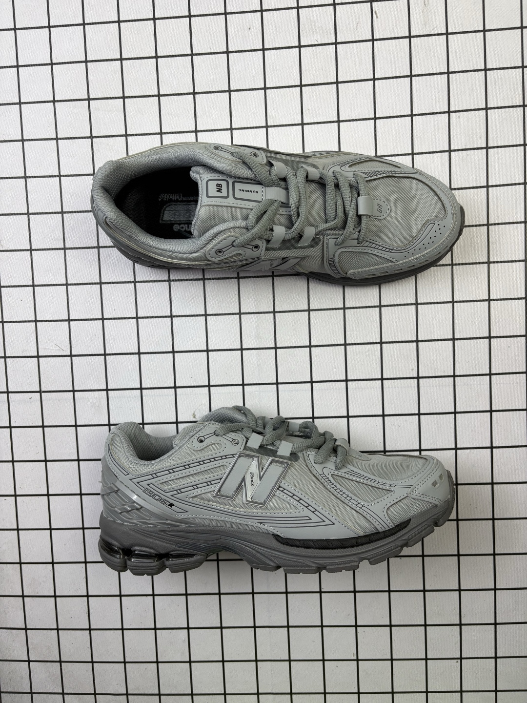 💰150
【公司级真标】新百伦 New Balance M1906系列 复古运动鞋单品宝藏老爹鞋款。作为NB最经典的档案鞋型之一,与2002一样,1906有着NB最成熟的技术加持和复古款式,而本次推出的版本参照2002r的定位,相信会在性价两端做出权衡。单从造型上来看,依旧是vibe风格,味道很正,细节也很酷,这双1906r无疑必能打入复古跑鞋爱好者的年度鞋款名录。
货号:M1906RJR
尺码:40-47
编码103