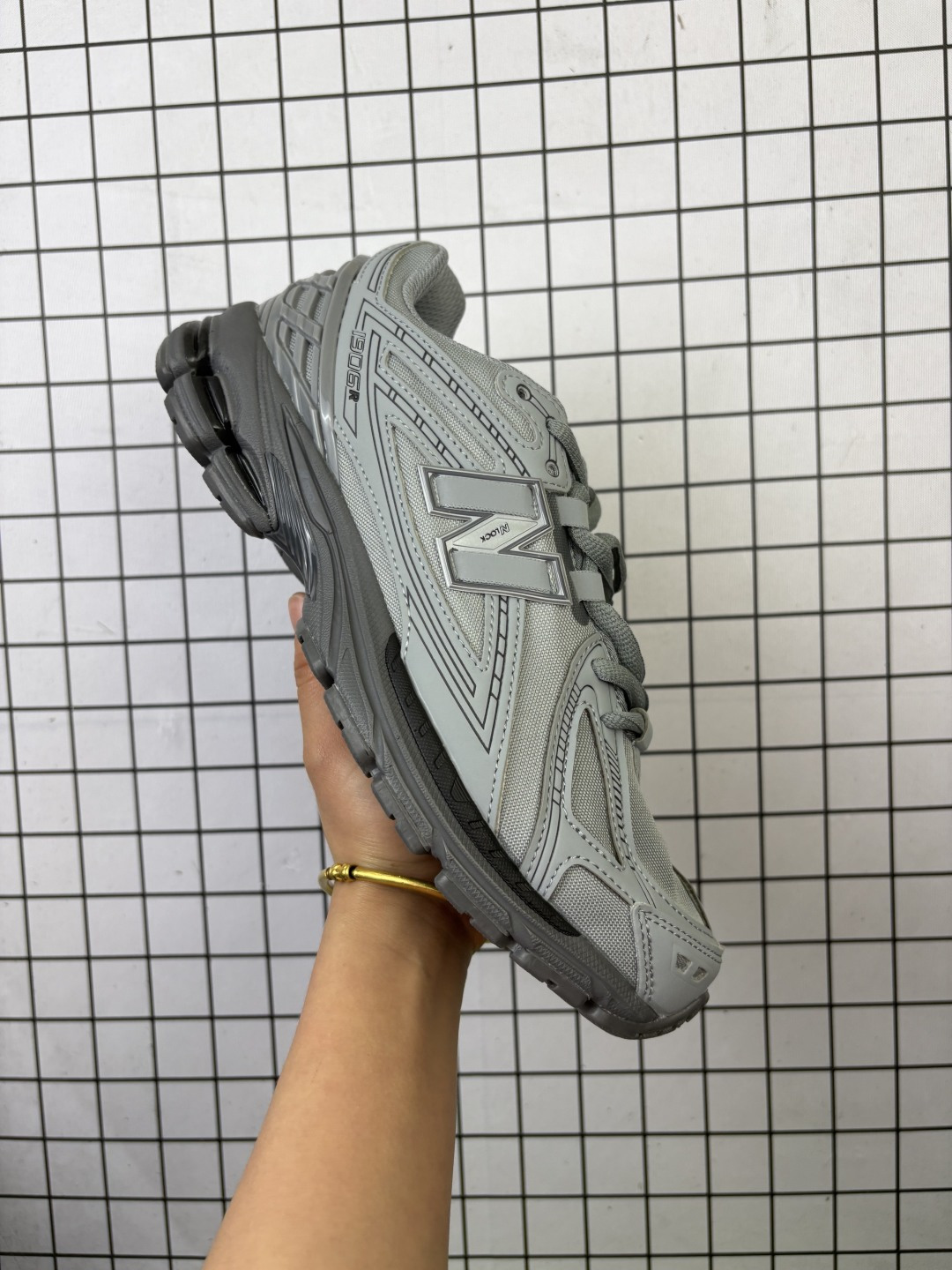 💰150
【公司级真标】新百伦 New Balance M1906系列 复古运动鞋单品宝藏老爹鞋款。作为NB最经典的档案鞋型之一，与2002一样，1906有着NB最成熟的技术加持和复古款式，而本次推出的版本参照2002r的定位，相信会在性价两端做出权衡。单从造型上来看，依旧是vibe风格，味道很正，细节也很酷，这双1906r无疑必能打入复古跑鞋爱好者的年度鞋款名录。

货号：M1906RJR
尺码：40-47
编码103