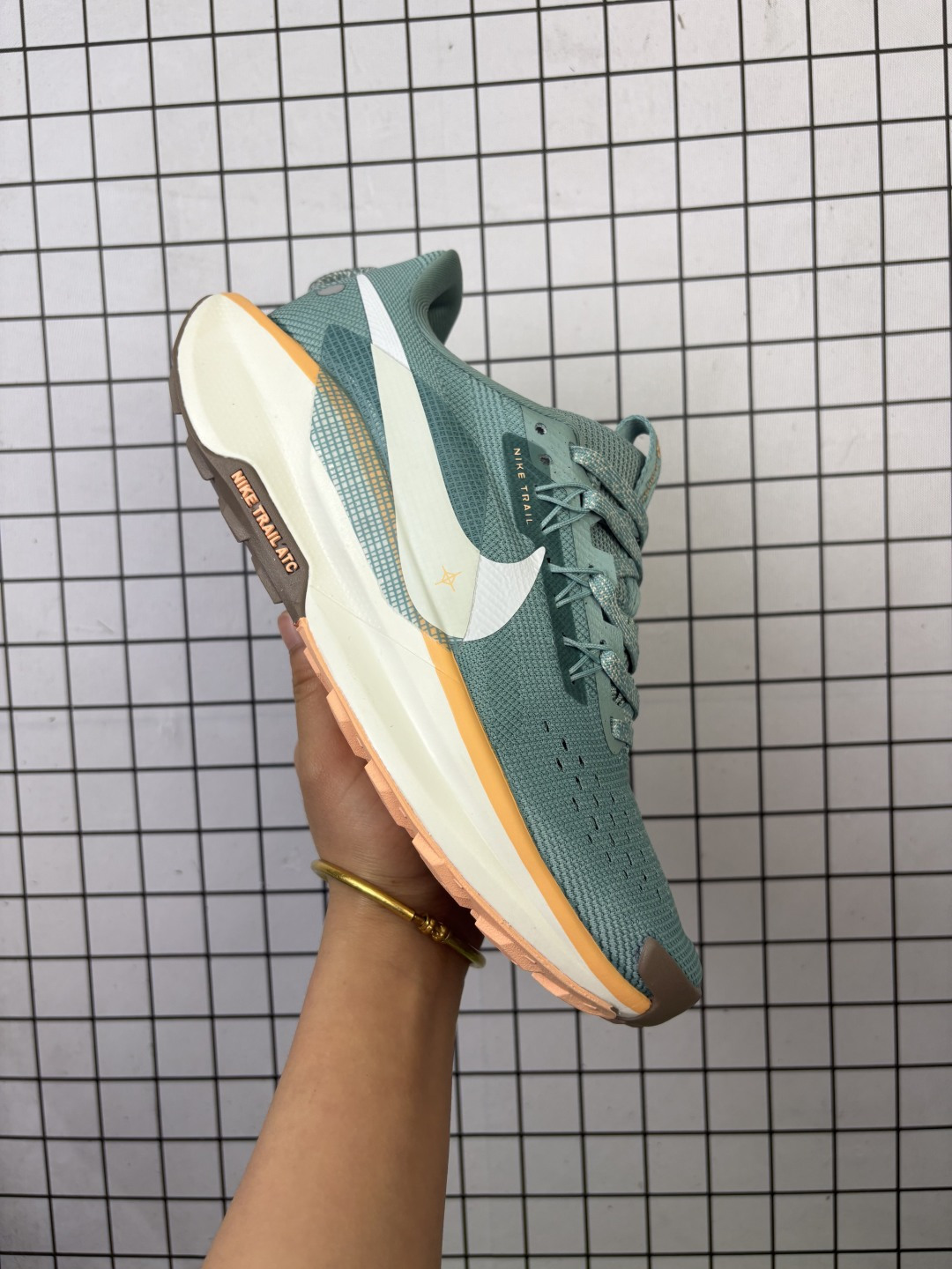 💰130
耐克Nike PEGASUS TRAIL 5 登月飞马透气网面户外越野登山休闲运动跑步鞋 货号：DV3865  010

码数：36 36.5 37.5 38 38.5 39 40 40.5 41 42 42.5 43 44 44.5 45
编码103
