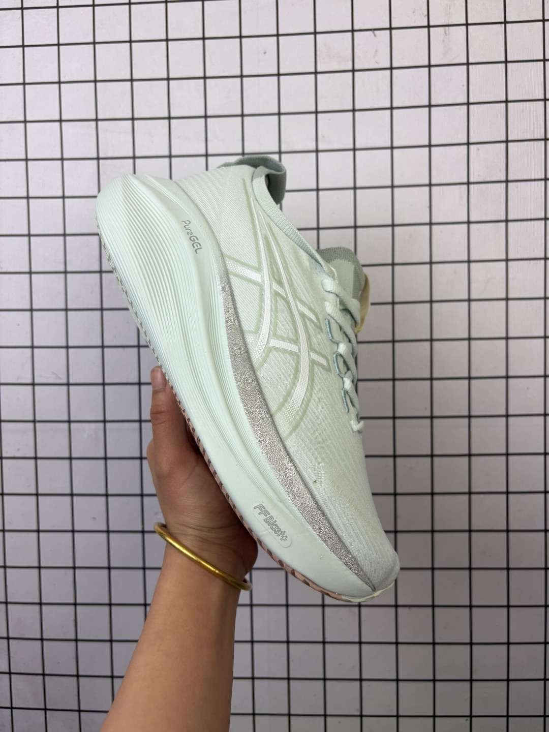 💰130
【公司级】ASICS亚瑟士升级GEL-NIMBUS 27男女同款跑鞋透气缓震回弹跑鞋N27跑步鞋该鞋款专为提高跑者舒适度和运动表现而设计，搭载了新型鞋面材料和更强的缓震性能，助力跑者获得更舒适的长距离慢跑体验。跟上一代相比，GEL-NIMBUS 27的中底缓震材料升级为FF BLAST PLUS ECO，中底厚度增加2毫米的同时保持鞋款自重不变。这一轻量化环保科技材料约24%为生物基成分，进一步提升了柔软舒适的穿着体验。此外，新款还采用了较上一代针织鞋面更轻质透气的工程提花网眼鞋面，让跑者的双脚在跑步过程中保持凉爽舒适。GEL-NIMBUS 27后脚掌处采用了ASICS亚瑟士标志性的 PureGEL科技，该材料比传统的 GEL 胶更轻盈，并提升65%左右的柔软度，带来更为柔软的落地体验。HYBRID ASICSGRIP 大底由 ASICSGRIP 和 AHARPLUS 橡胶组合而成，具有卓越的牵引力、柔软度和耐用性，增进每一步的舒适自如。

货号:  1011B958-300
尺码:  36-47含半码
编码: 699